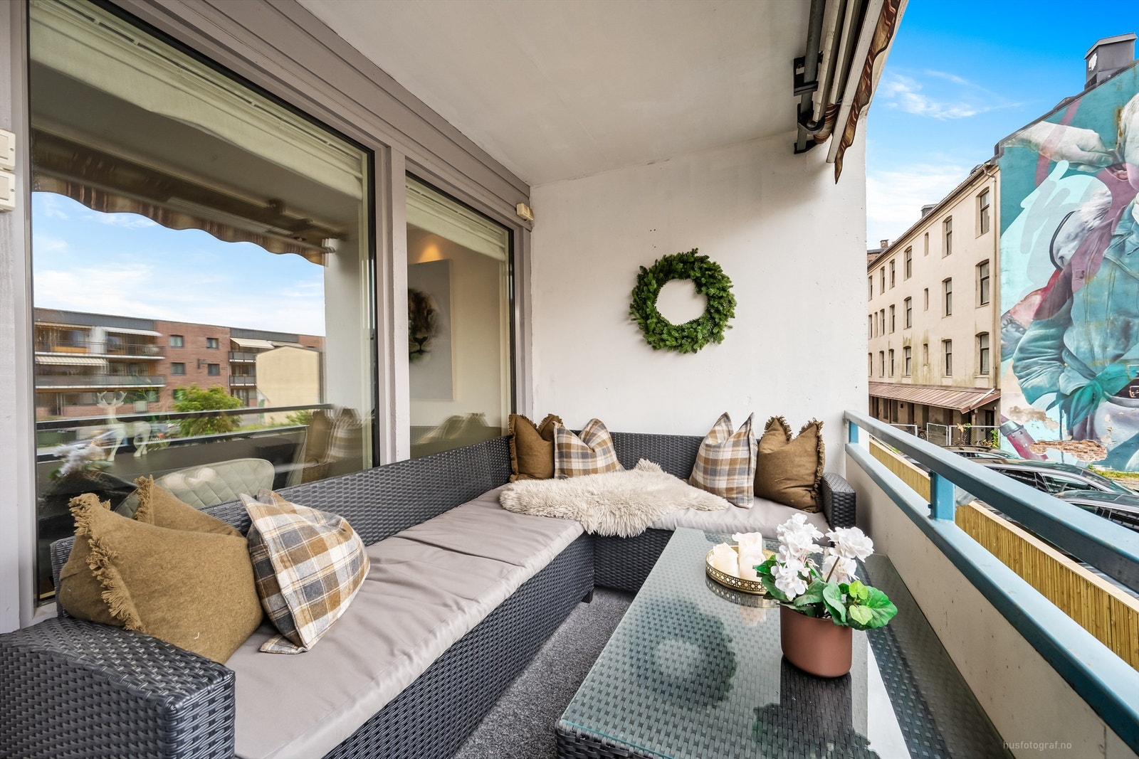 Overbygget nordøstvendt balkong på ca. 7 kvm med markise og teppebelagt gulv Galleribilde