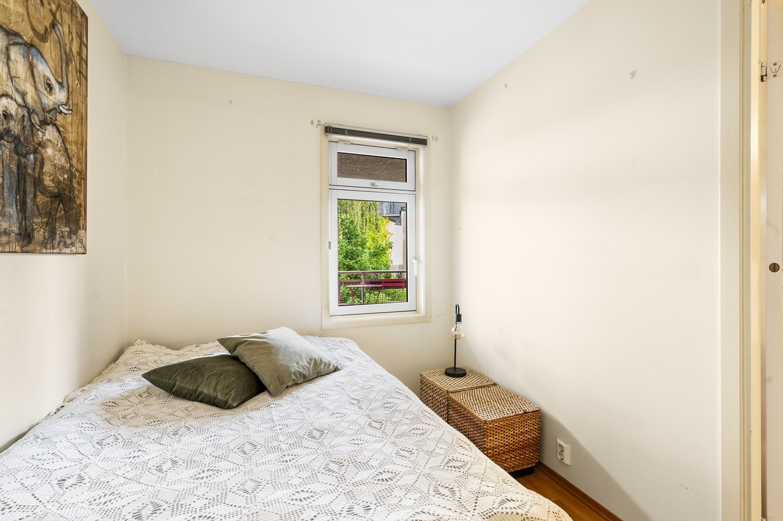 Rommet er malt i en lun og behagelig farge, og gulvet er dekket med parkett med gulvvarme Galleribilde