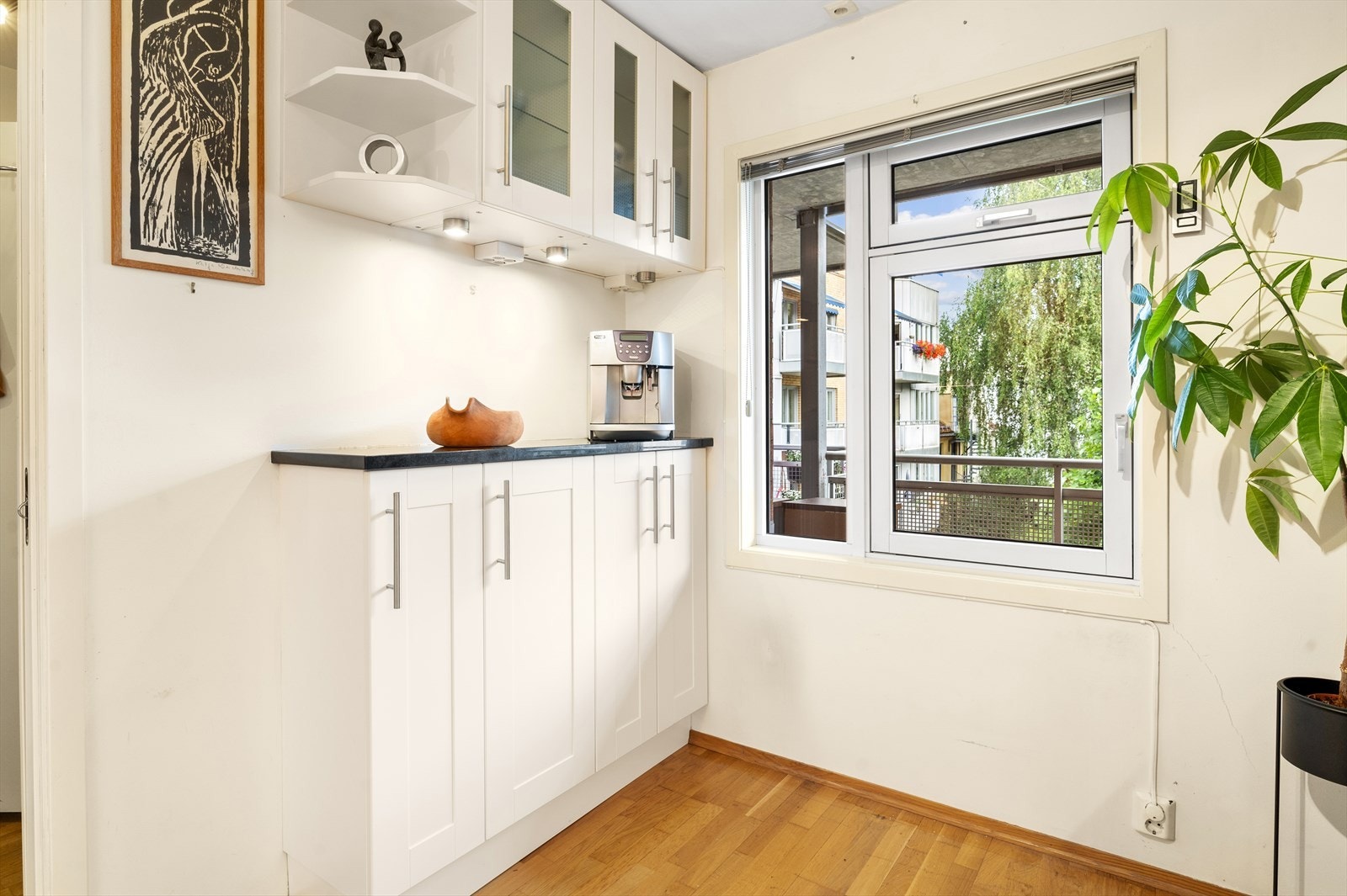 Plassen er godt utnyttet med skap- og benkeplass Galleribilde