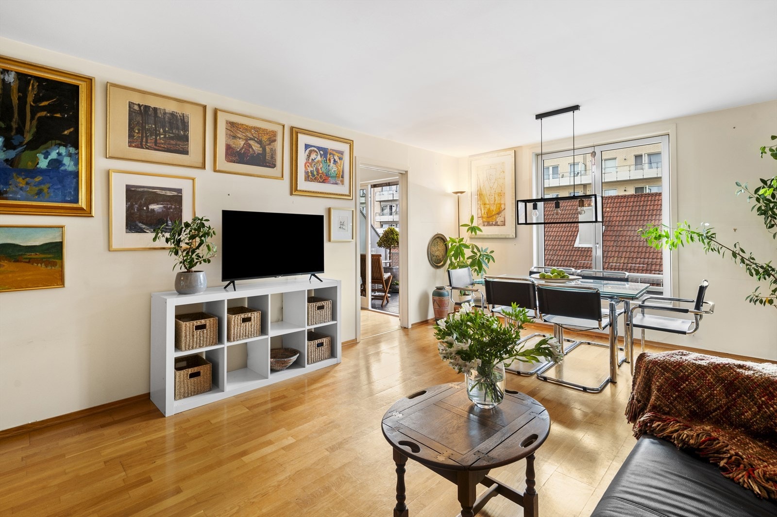 Stuen har en klassisk planløsning med gode innredningsmuligheter Galleribilde