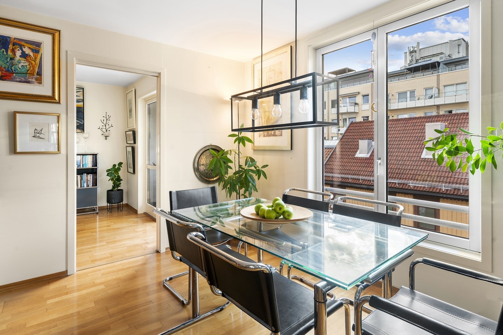 Det er plass til sofa, spisebord og annet ønsket møblement Galleribilde