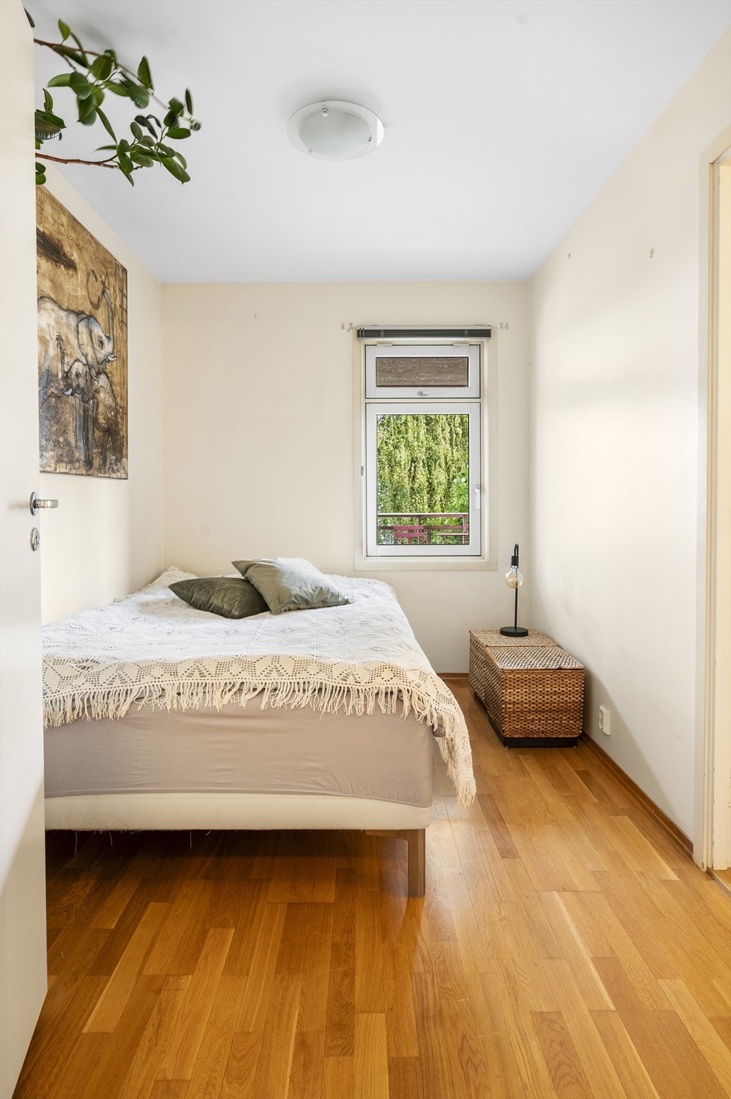 Soverommet er vendt ut mot rolig bakgård. Galleribilde