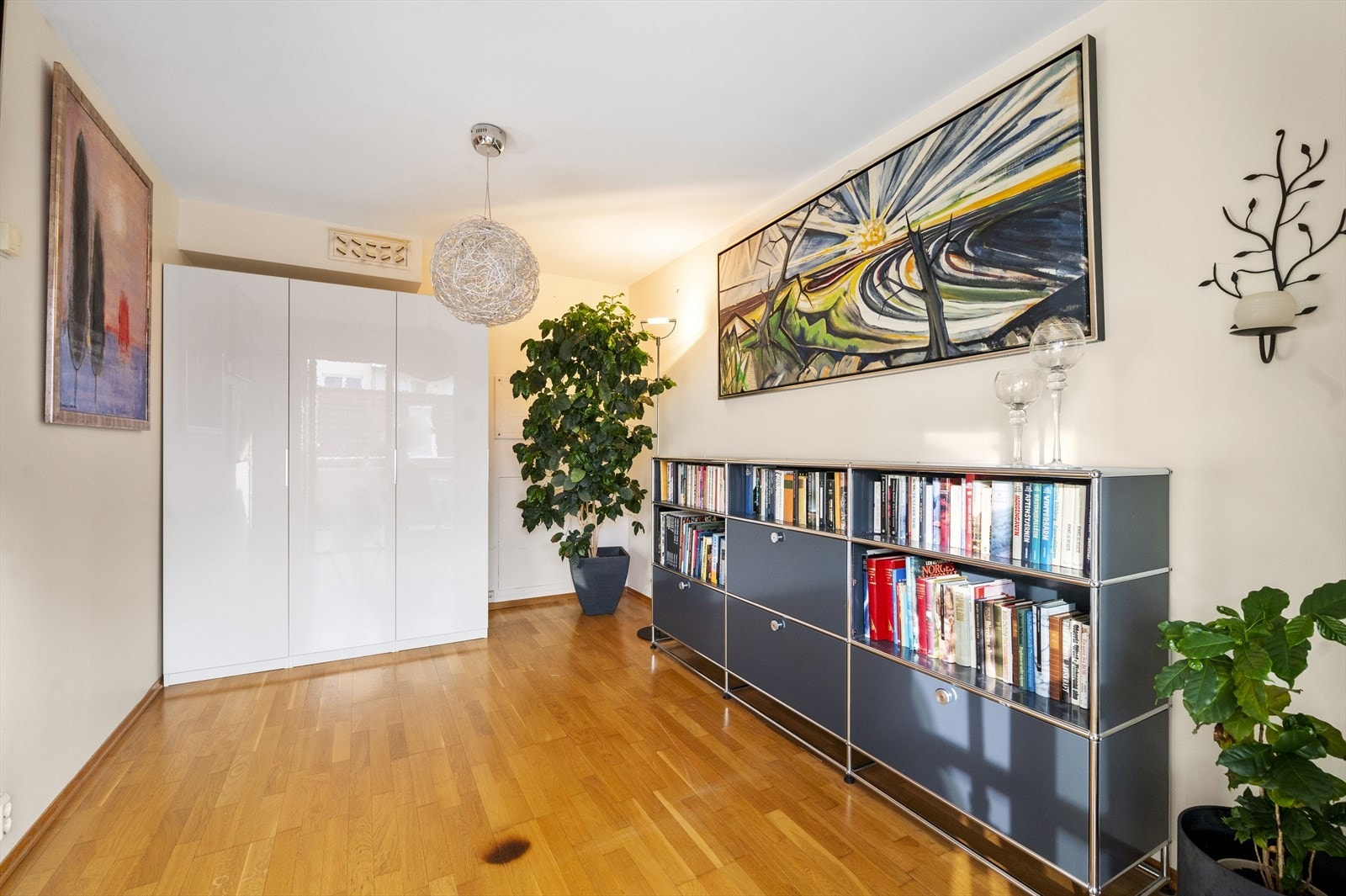 Dette er et lyst og fleksibelt rom med plass til seng og garderobeskap Galleribilde