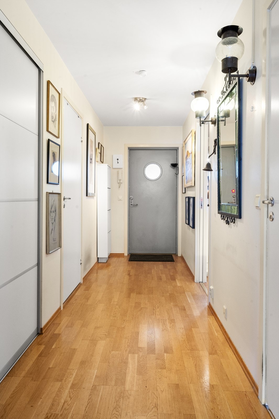 Fra gangen har man adkomst til kjøkken, hovedsoverom, badet og stuen. Galleribilde