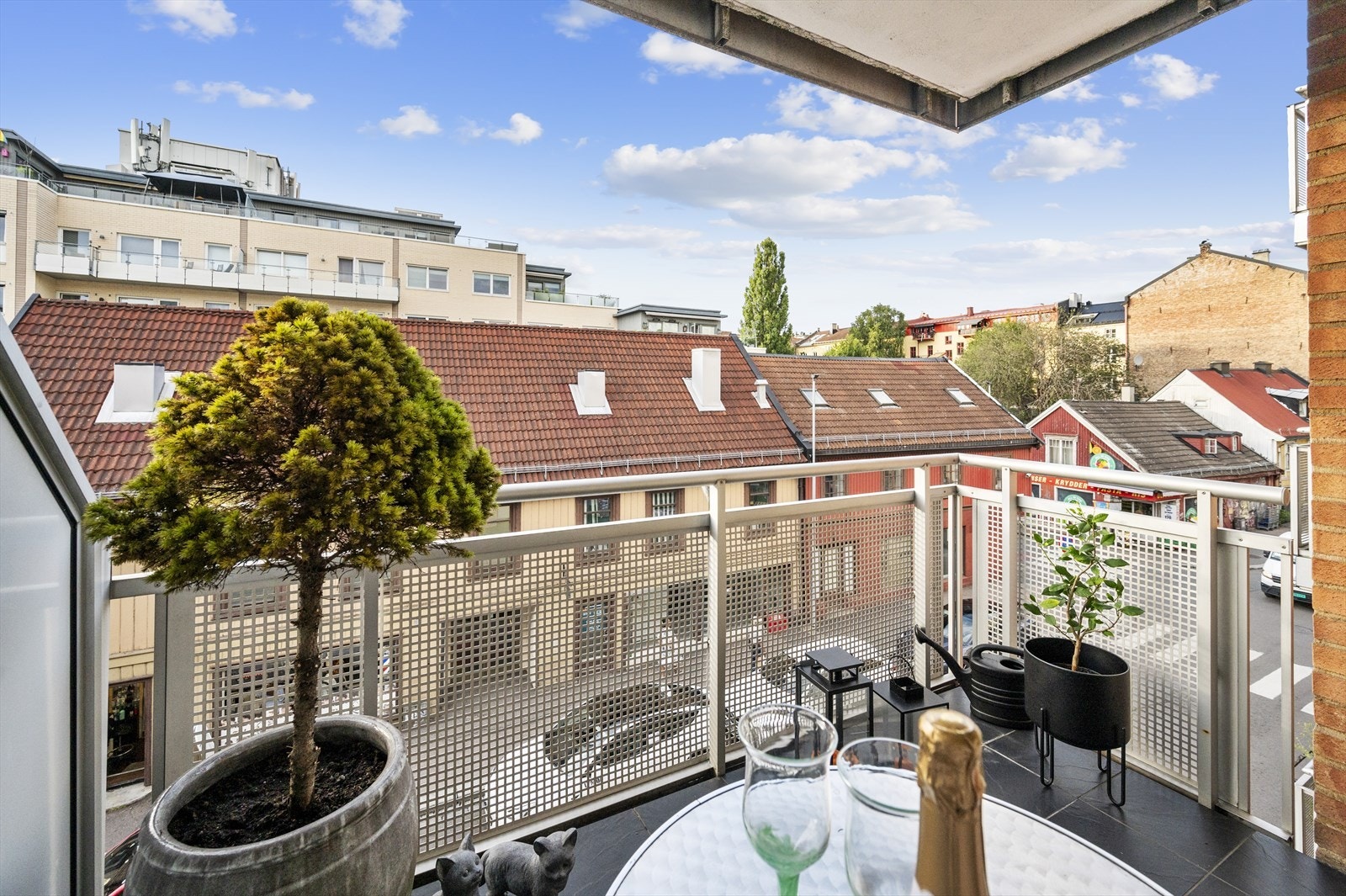 Her er det utgang til en overbygd, sydøstvendt balkong på ca. 5,7 m² Galleribilde