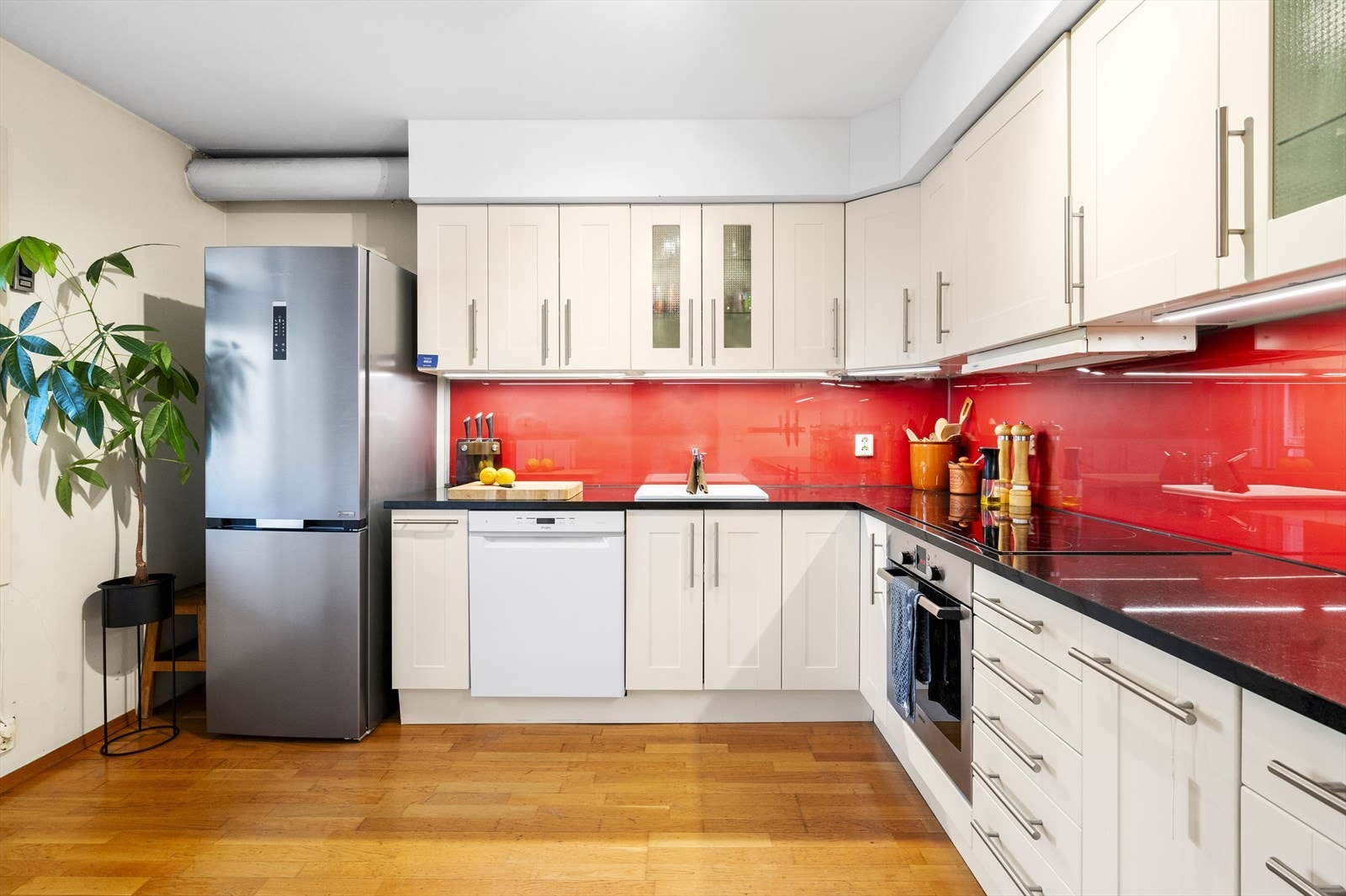 Kjøkkenet er utstyrt med integrerte hvitevarer som stekeovn og platetopp, samt frittstående oppvaskmaskin og kjøl/fryseskap Galleribilde