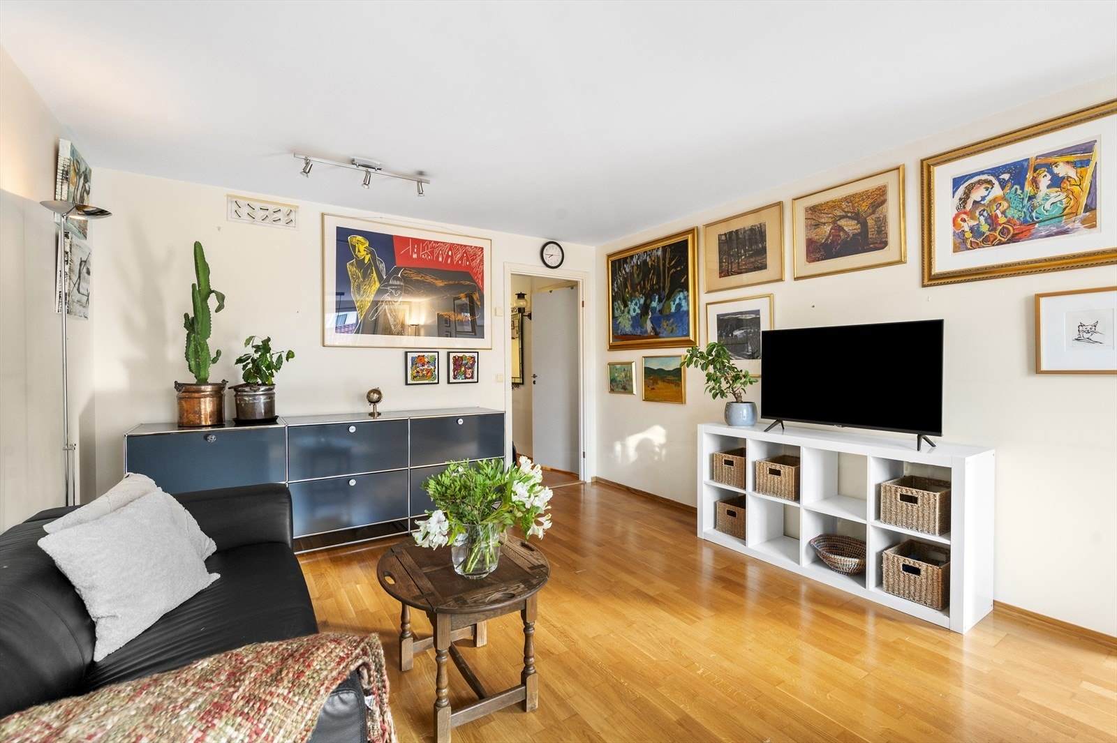 Leiligheten har en supersentral beliggenhet på Grønland med nærhet til det meste du måtte trenge i hverdagen! Galleribilde