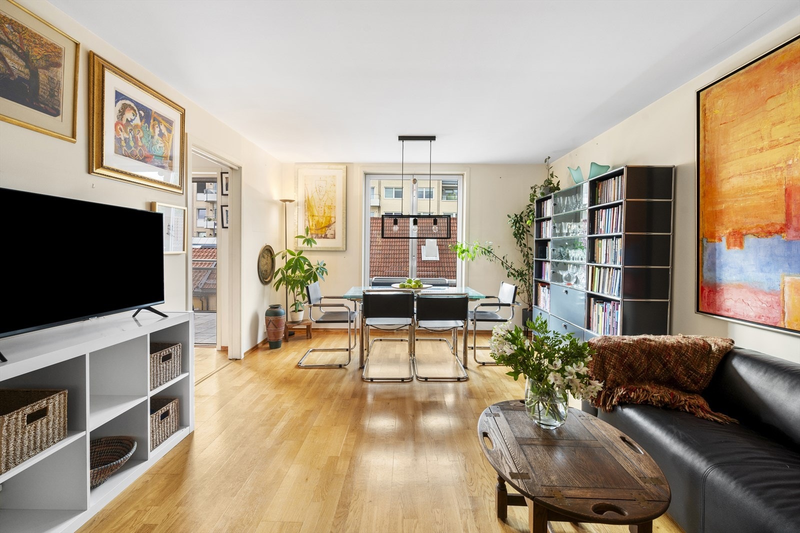 Lys og hyggelig stue med store vindusflater som gir gode lysforhold Galleribilde