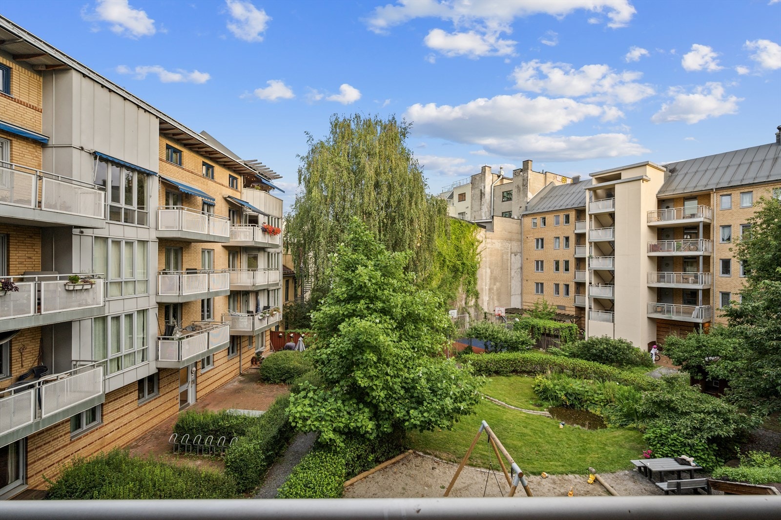 Her kan man nyte utsikten over den idylliske bakgården Galleribilde