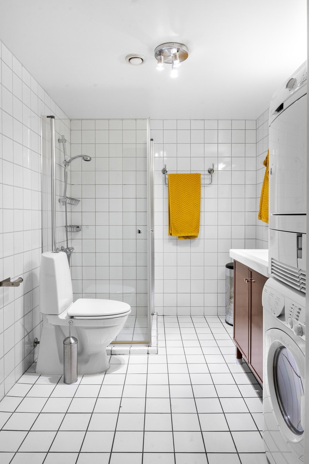 Badet er fra byggeåret og har tidløse flisede overflater og vannbåren gulvvarme Galleribilde