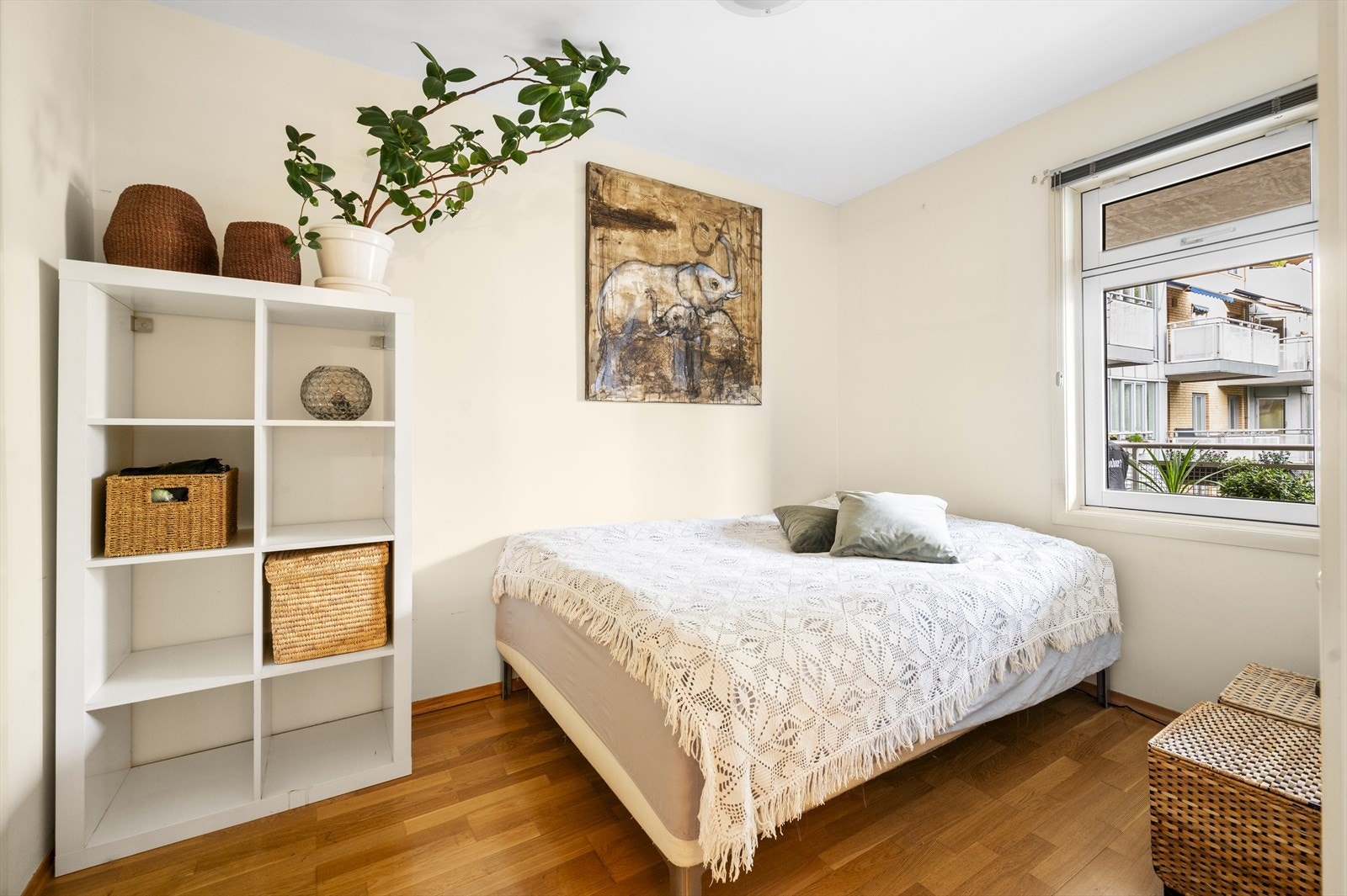 Hyggelig hovedsoverom med plass til dobbeltseng og tilhørende møbler Galleribilde