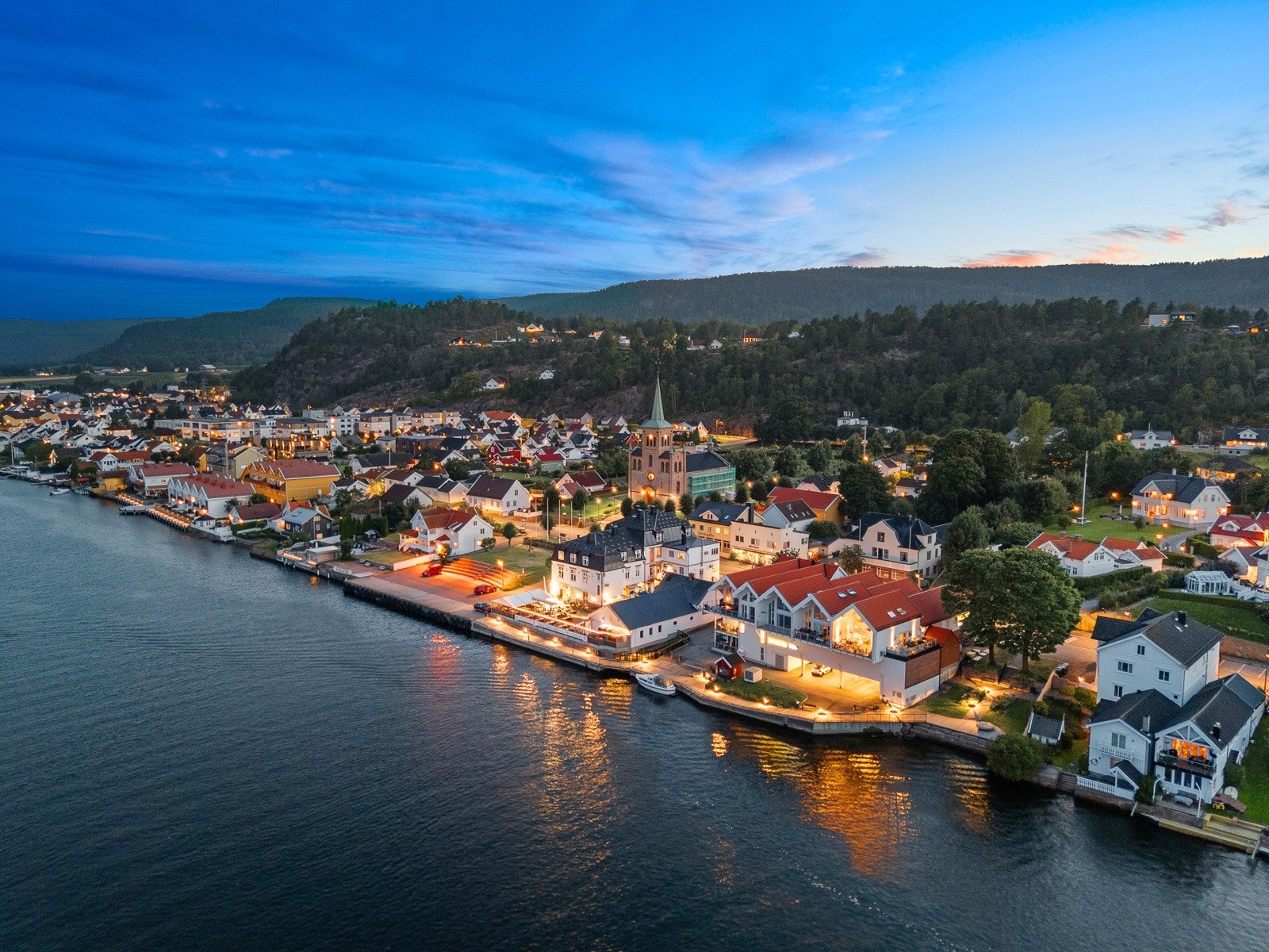 Her bor du midt i sentrum med kort gangavstand til dagligvare, spisesteder, buss og det man behøver i hverdagen. Galleribilde