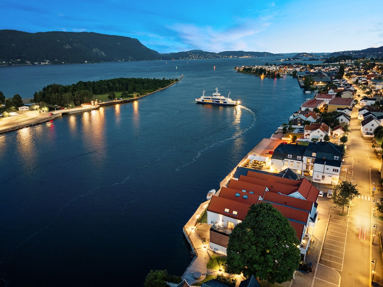 Svelvik har mange hyggelige møtesteder, nisjebutikker og trange gater som gir deg en følelse av å være på Sørlandet. Galleribilde