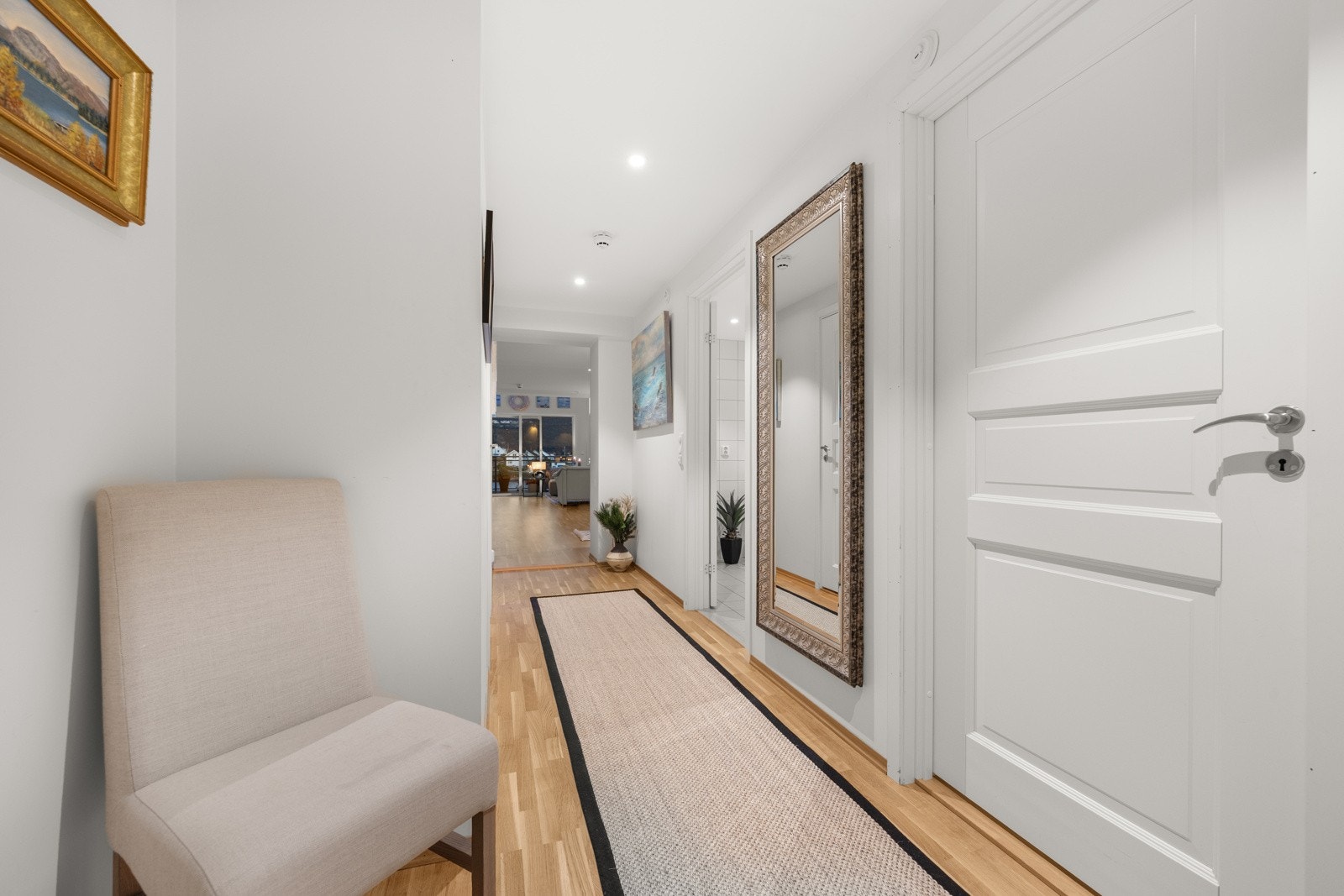 Innenfor inngangsdøren møtes du av en lys og romslig entré med gode garderobeløsninger og tilgang til samtlige rom på etasjen. Galleribilde