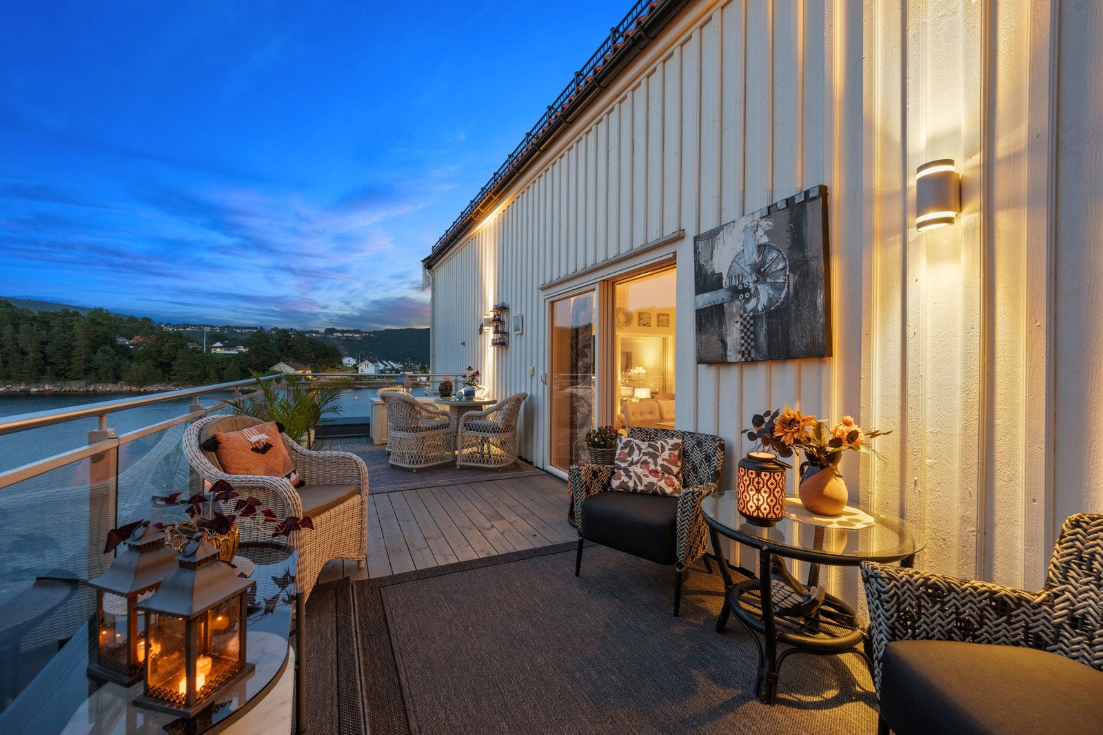 Åpen uteplass med nydelig utsikt. Galleribilde