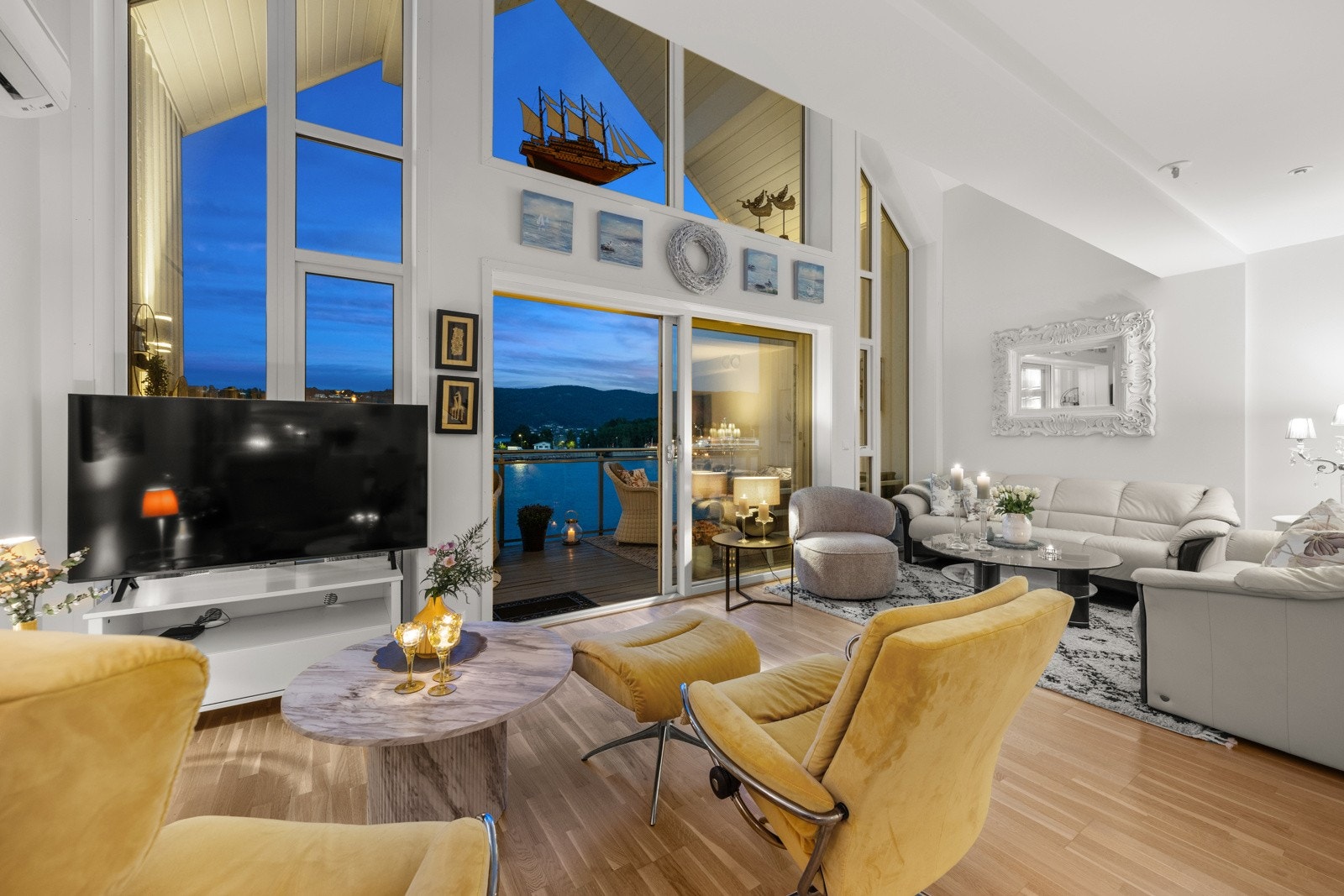 Sosialt allrom med stue og kjøkken i åpen løsning. Galleribilde