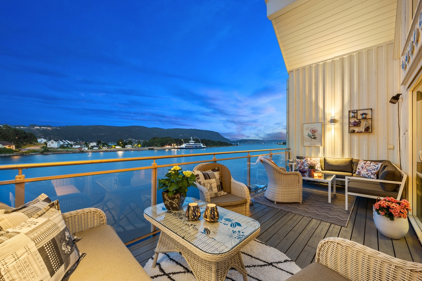 Nydelig uteplass mot vannet med morgensol. Galleribilde