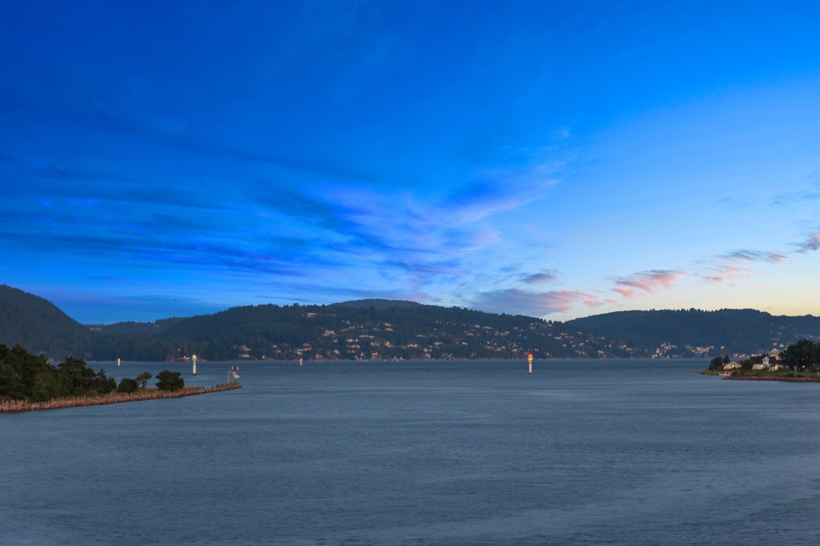 Området langs vannet gir fine muligheter båtliv og idylliske badeplasser for hele familien i sommerhalvåret. Galleribilde