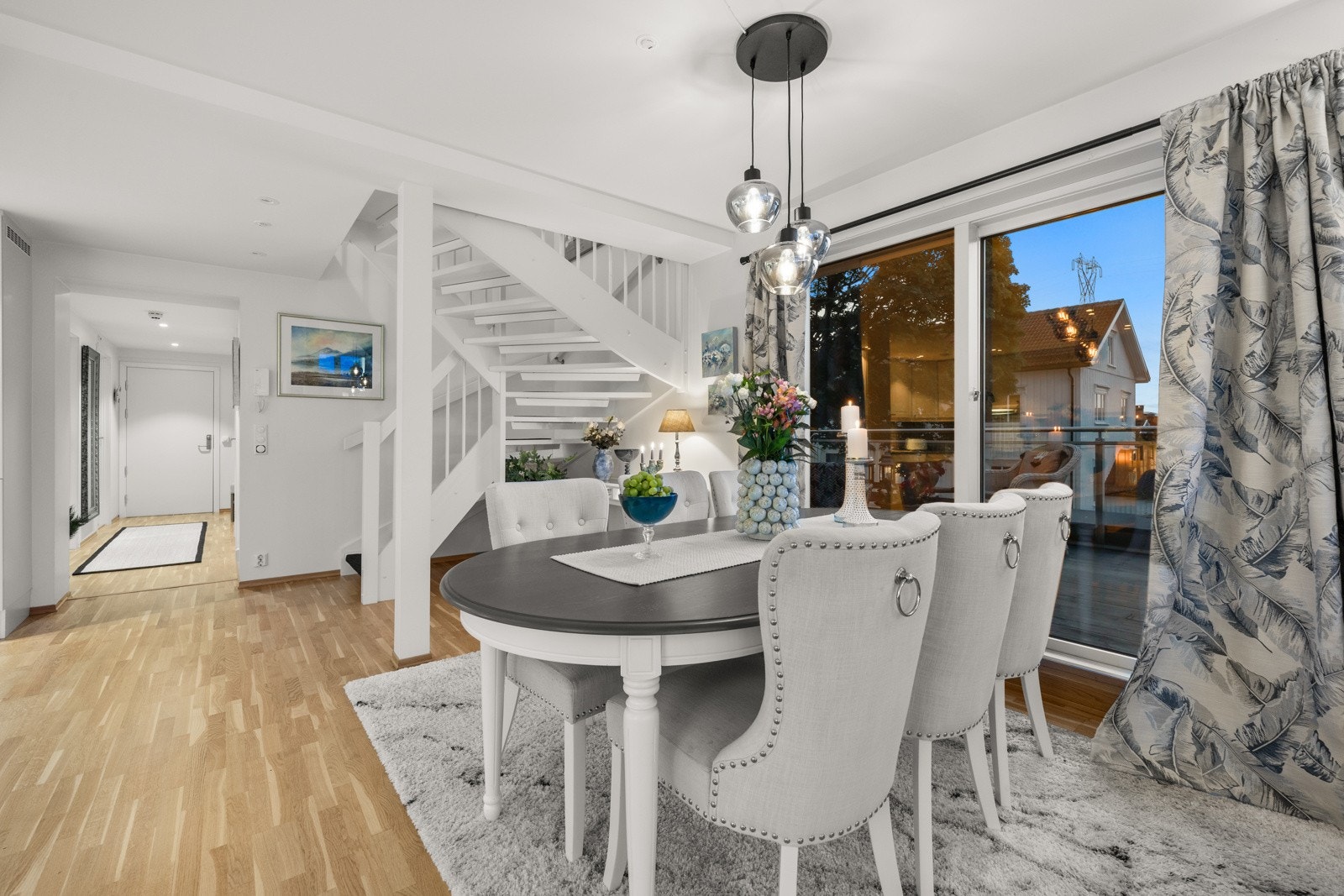 Fra allrommet er det også skyvedør ut til den nordvendte terrassen. Galleribilde