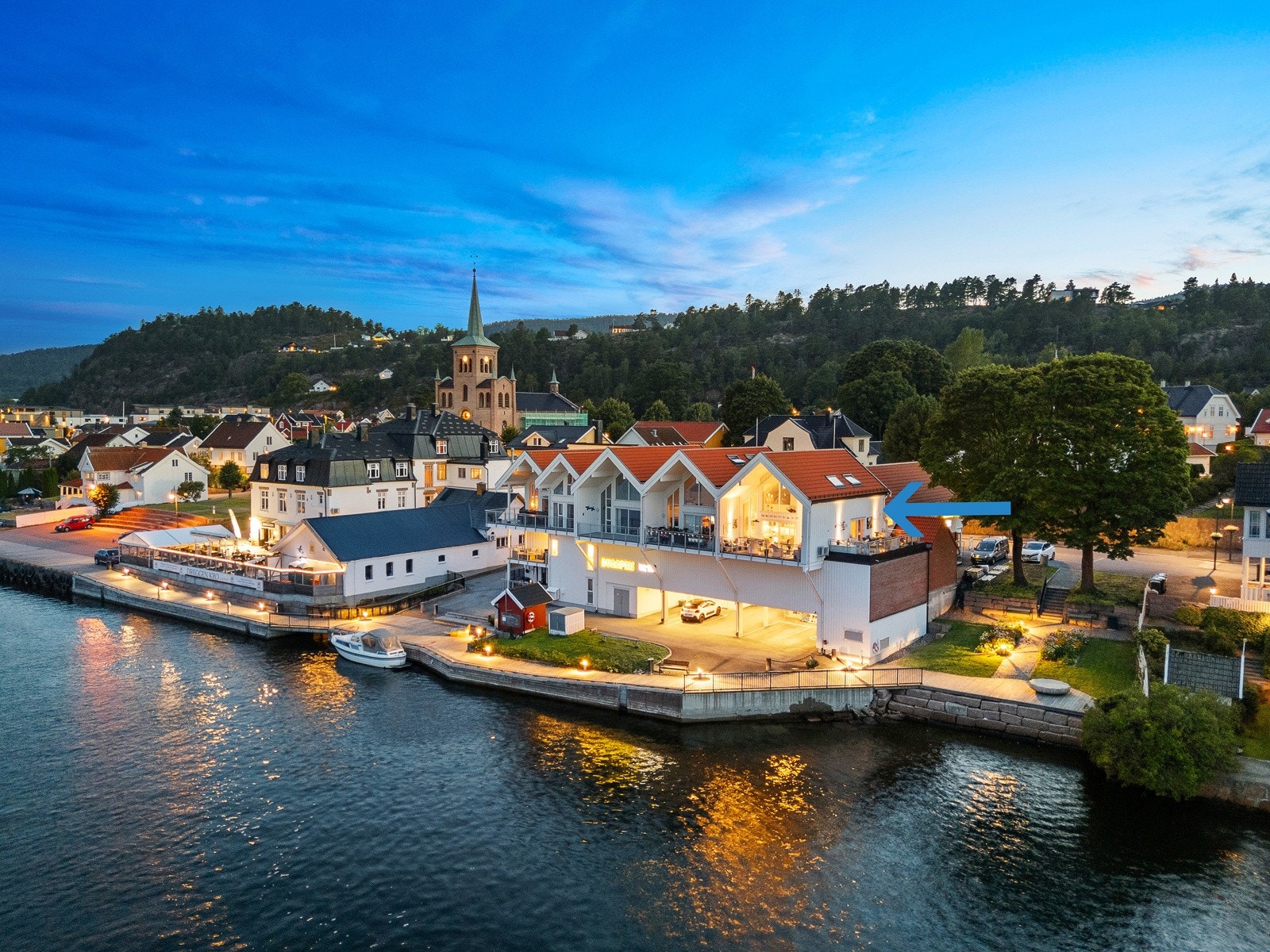 Proaktiv v/Ola Skarra Arnesen presenterer en flott 4-roms selveier med frontplassering mot Svelvikstrømmen. Galleribilde
