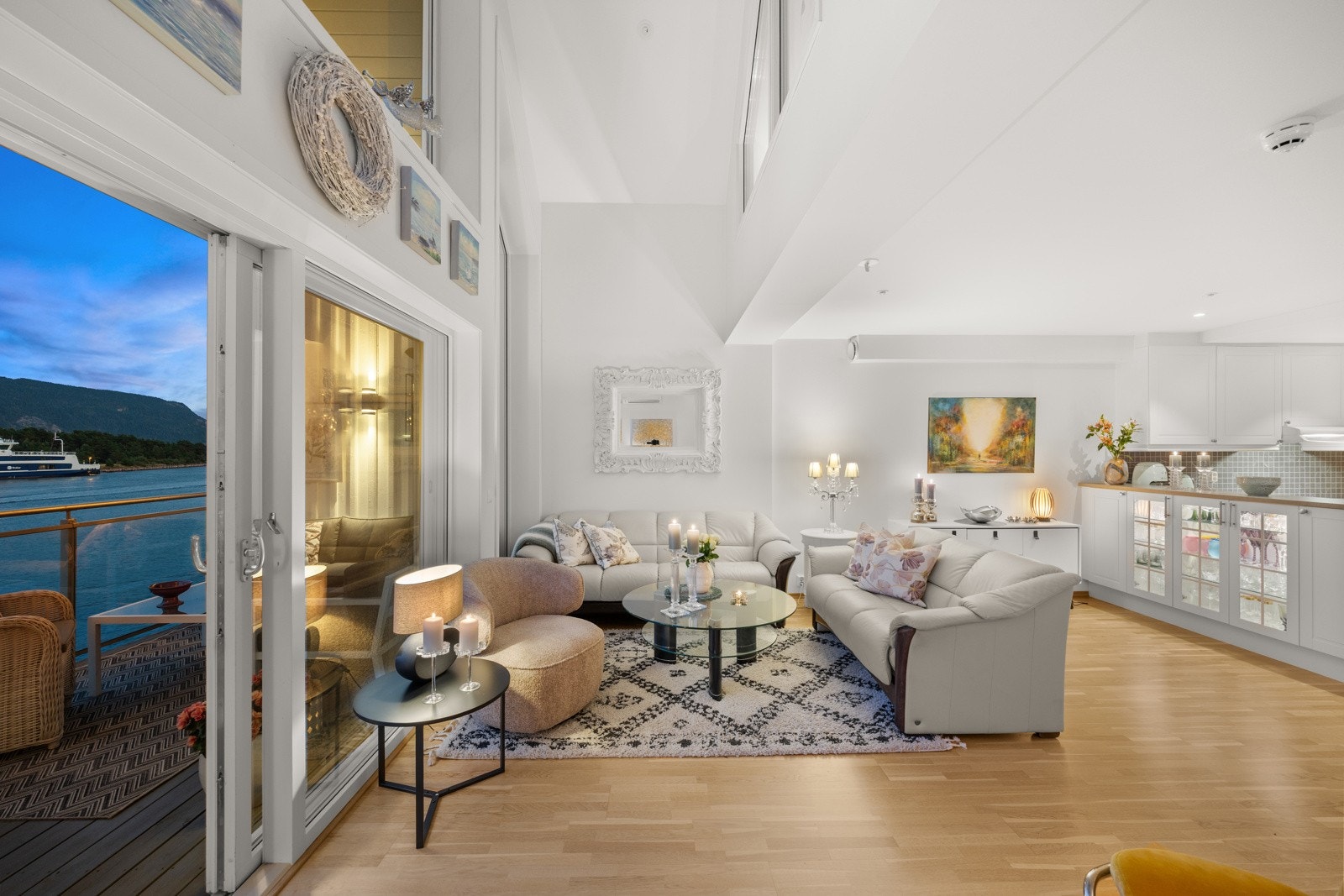 Skyvedør i glass ut til den østvendte terrassen. Galleribilde