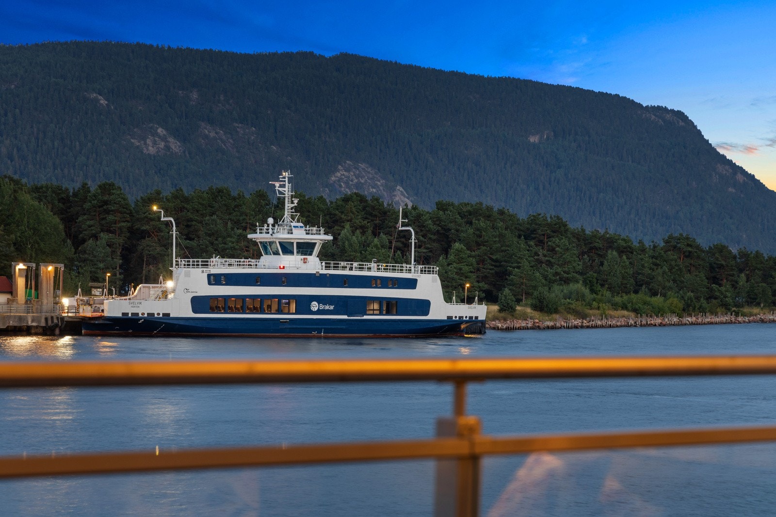 Med Svelvikferja som går rett ved siden av, er du over fjorden på få minutter og videre til Oslo på rundt timen. Galleribilde