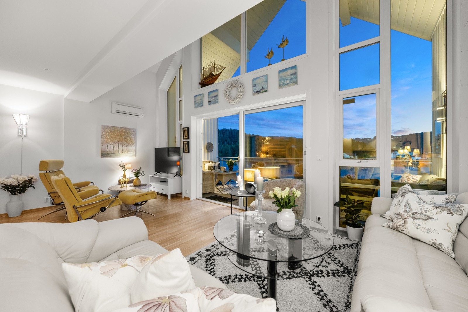 Øynene styres automatisk mot de store vinduene og den fantastiske fjordutsikten. Galleribilde