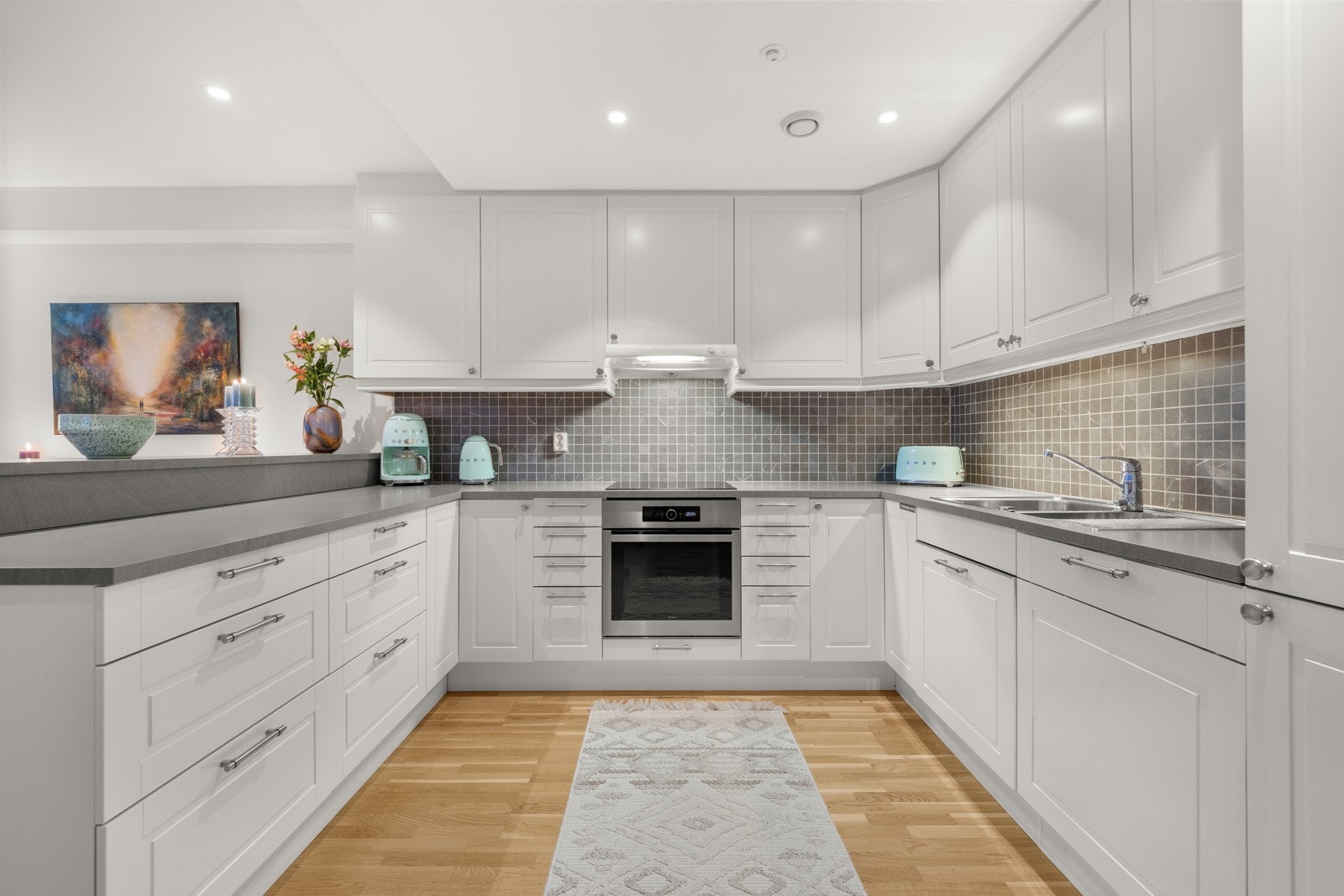 Komplett utstyrt med integrerte hvitevarer. Galleribilde