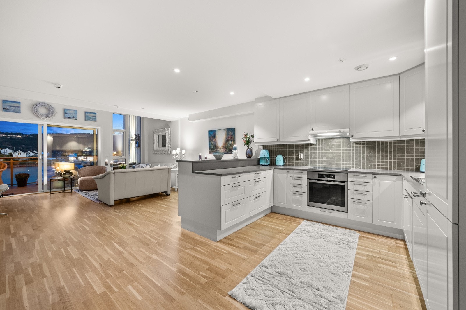 Kjøkken i åpen løsning. Galleribilde