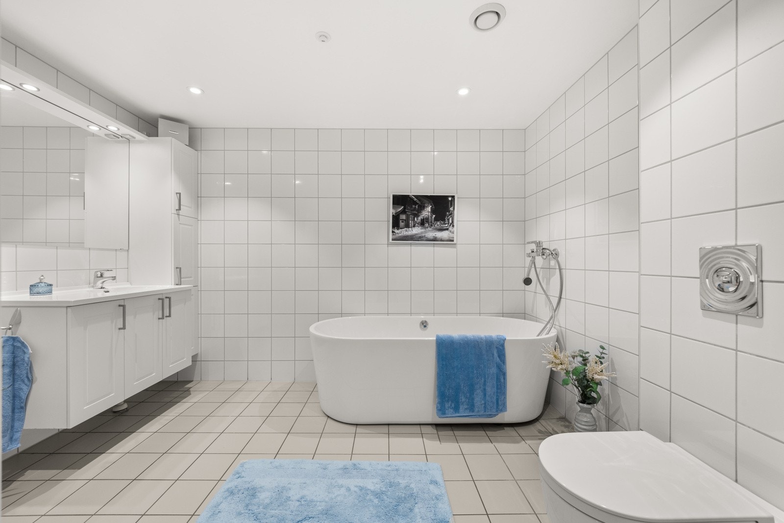 Begge badene har varmekabler i gulvet og downlightsbelysning. Galleribilde