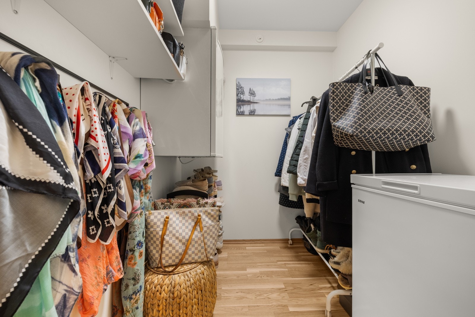 Romslig bod ved entreen. Galleribilde