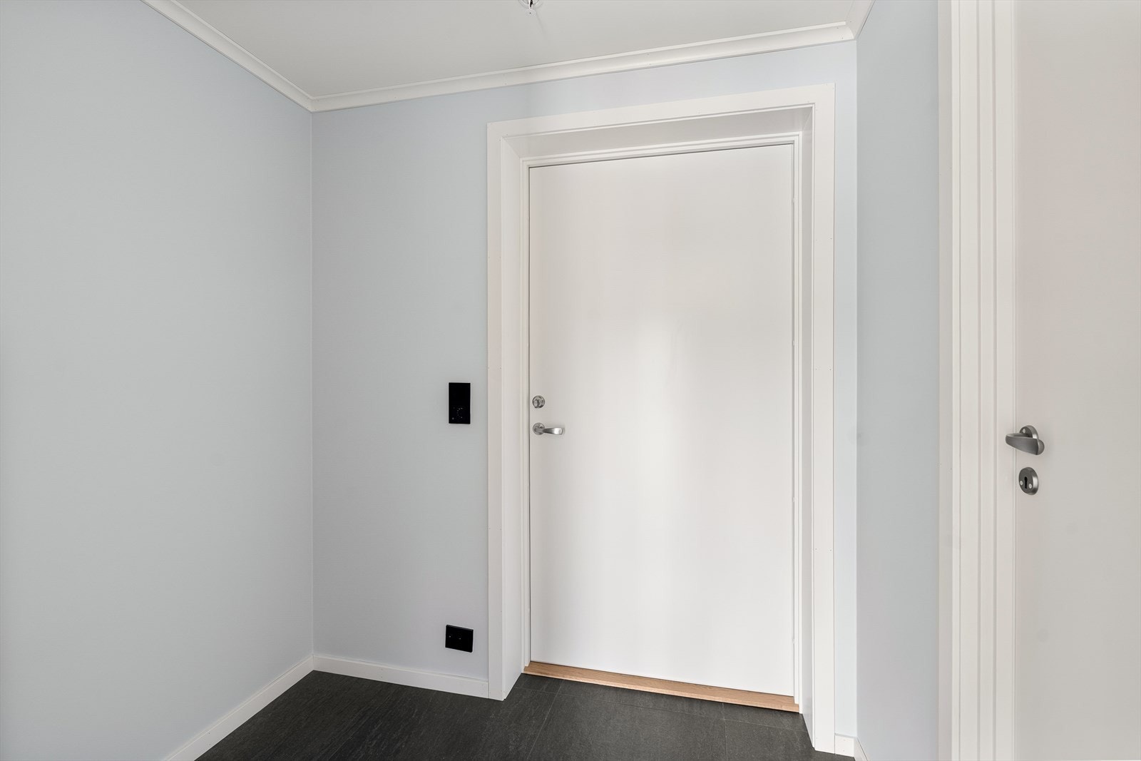 Entré med varmekabler som gir en varm velkomst. Badet ligger praktisk til rett på høyre hånd. Galleribilde