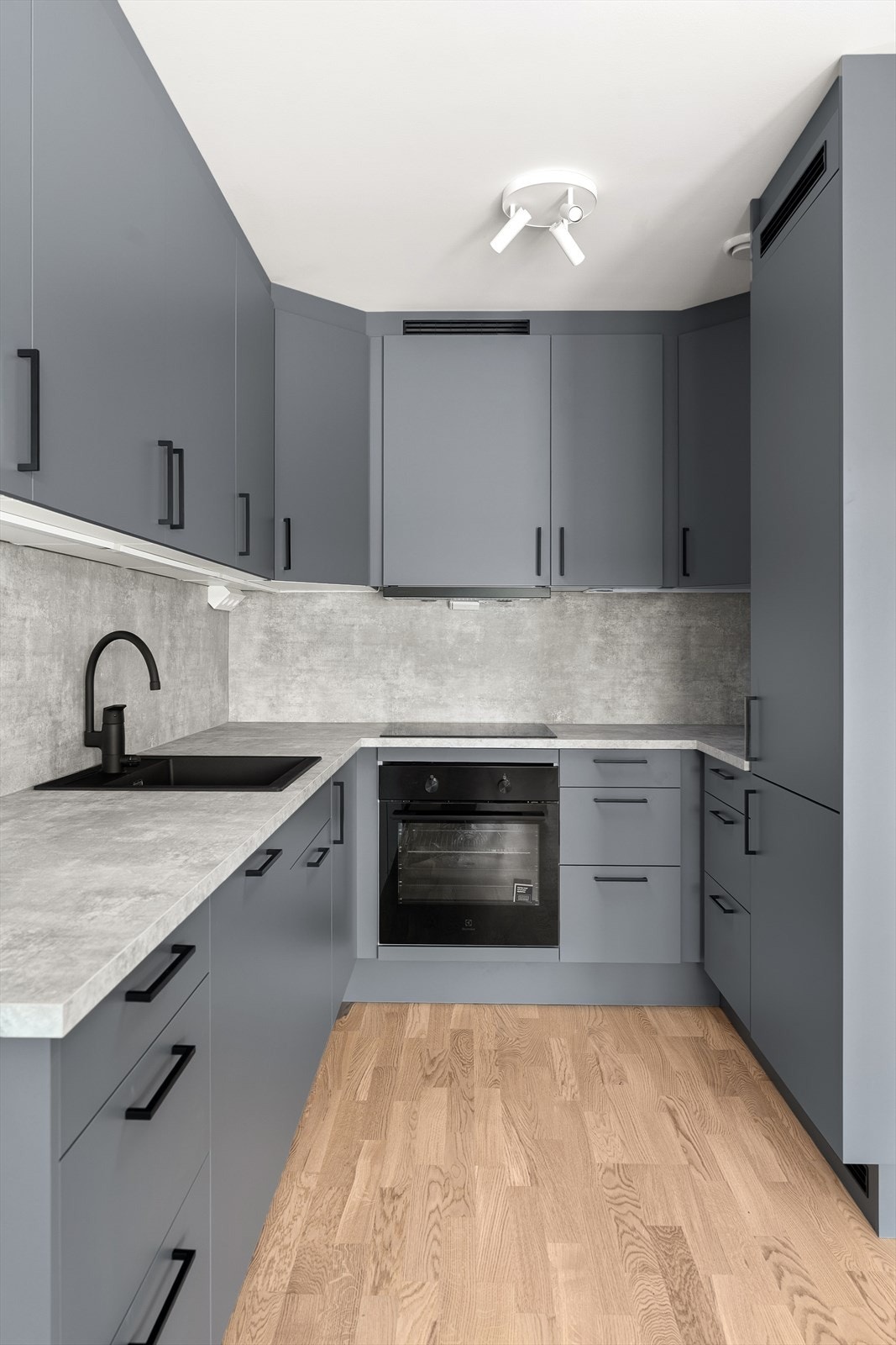 Kjøkkenet er utstyrt med integrerte hvitevarer og ventilator med plasmafilter, en stilren og praktisk løsning. Galleribilde