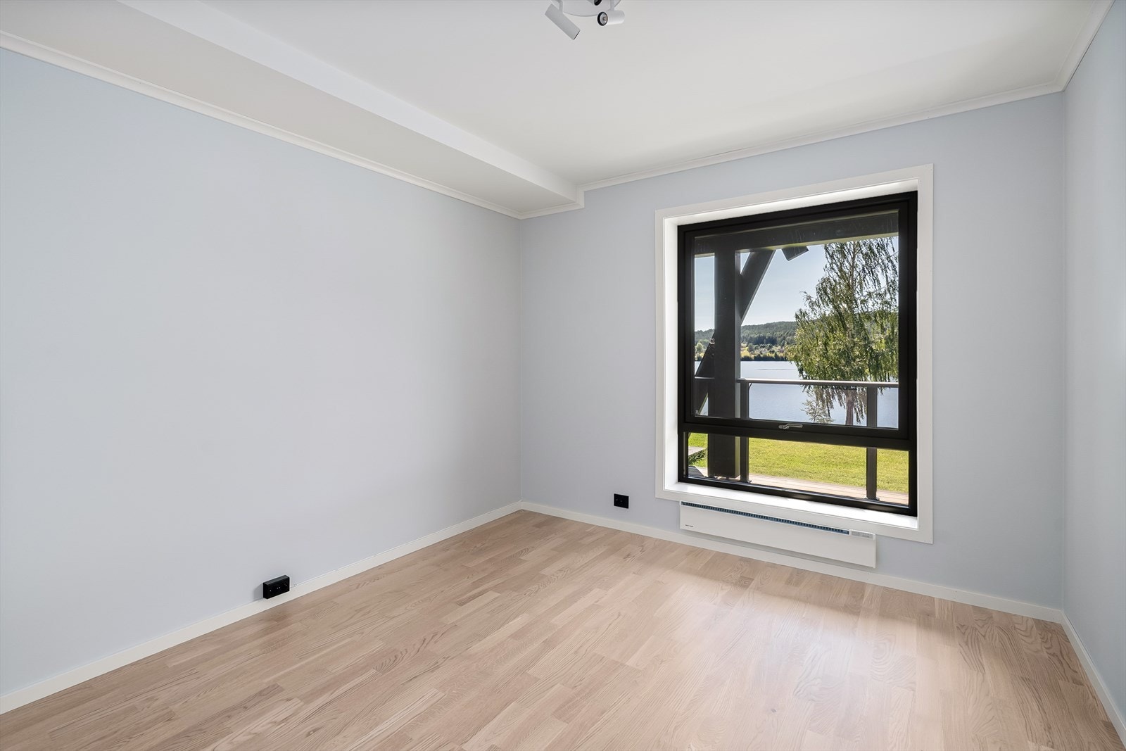 Umøblert soverom som tydelig viser romfølelsen. Galleribilde