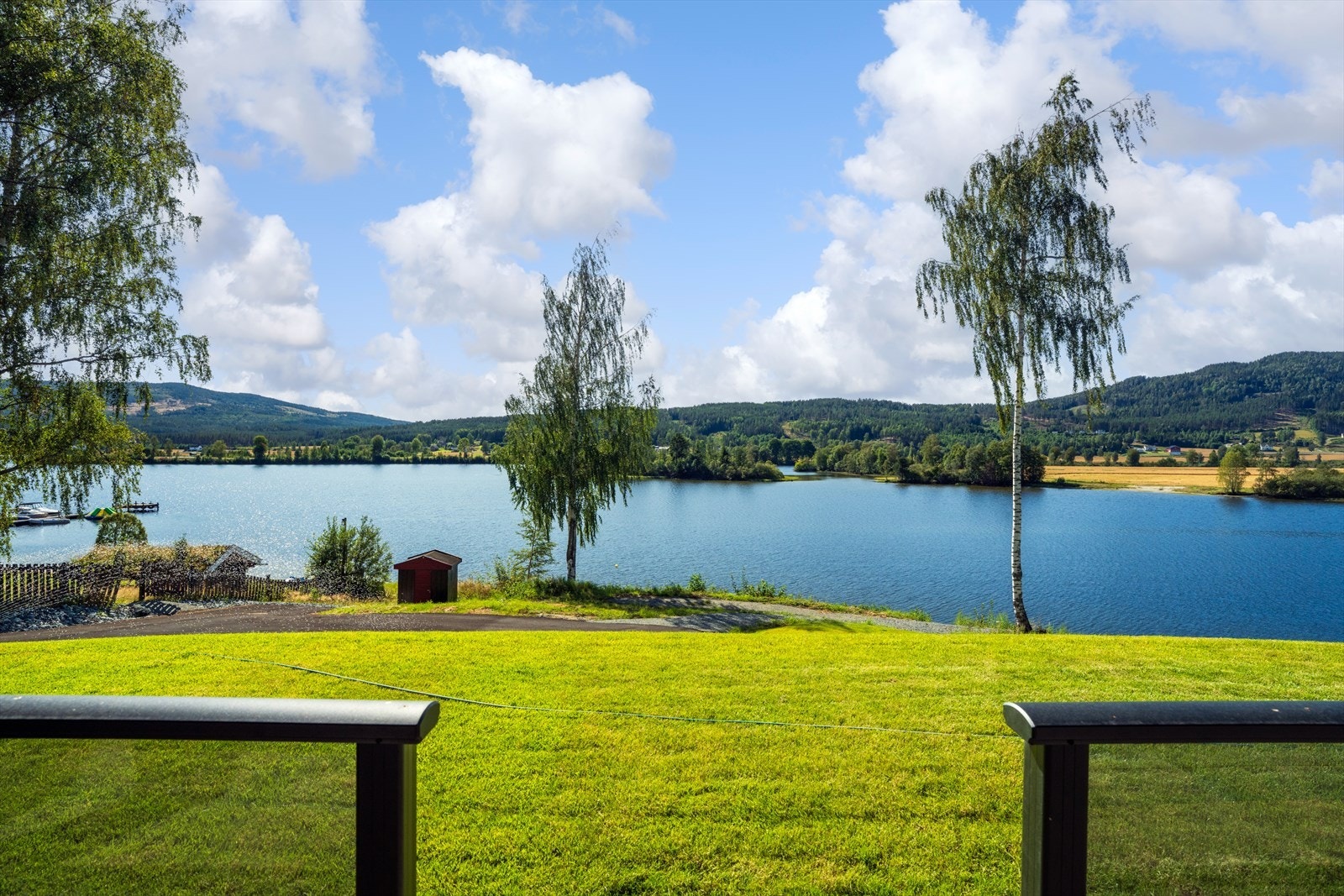Stor veranda med direkte utgang til hagen, perfekt for late sommerdager. Galleribilde