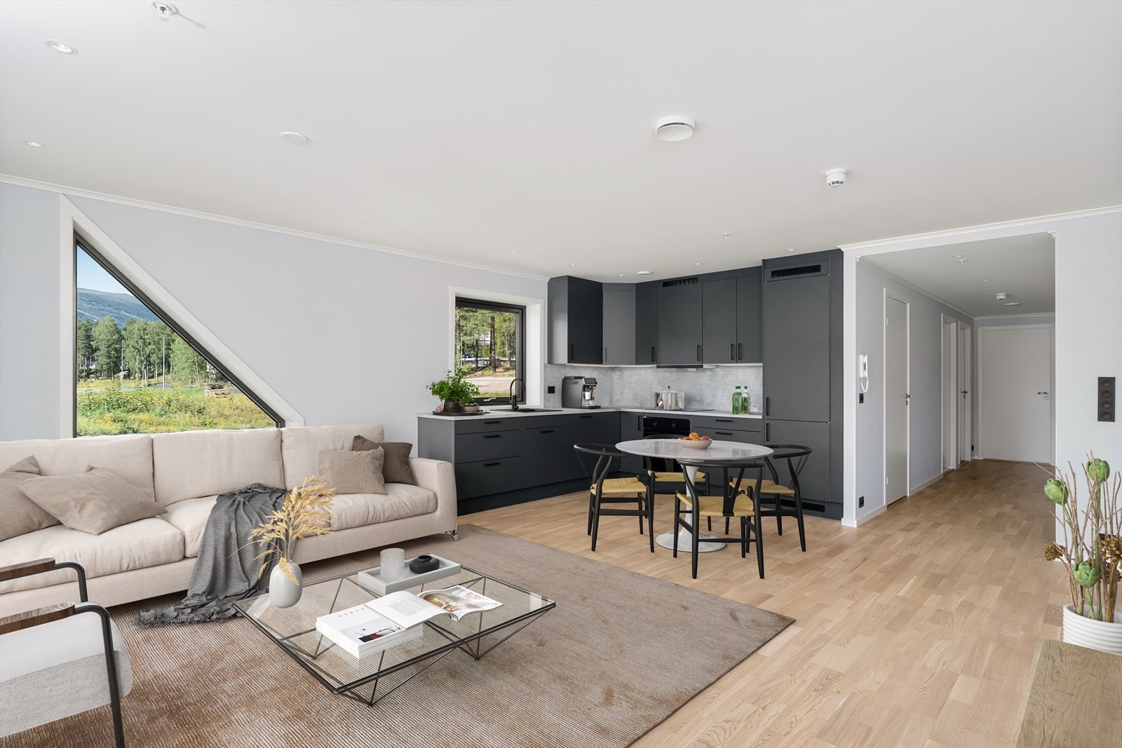 Kjøkkenet er utstyrt med integrerte hvitevarer og ventilator med plasmafilter, en stilren og praktisk løsning.
Bildet er digitalt stylet all den tid boligen er helt ny. Galleribilde