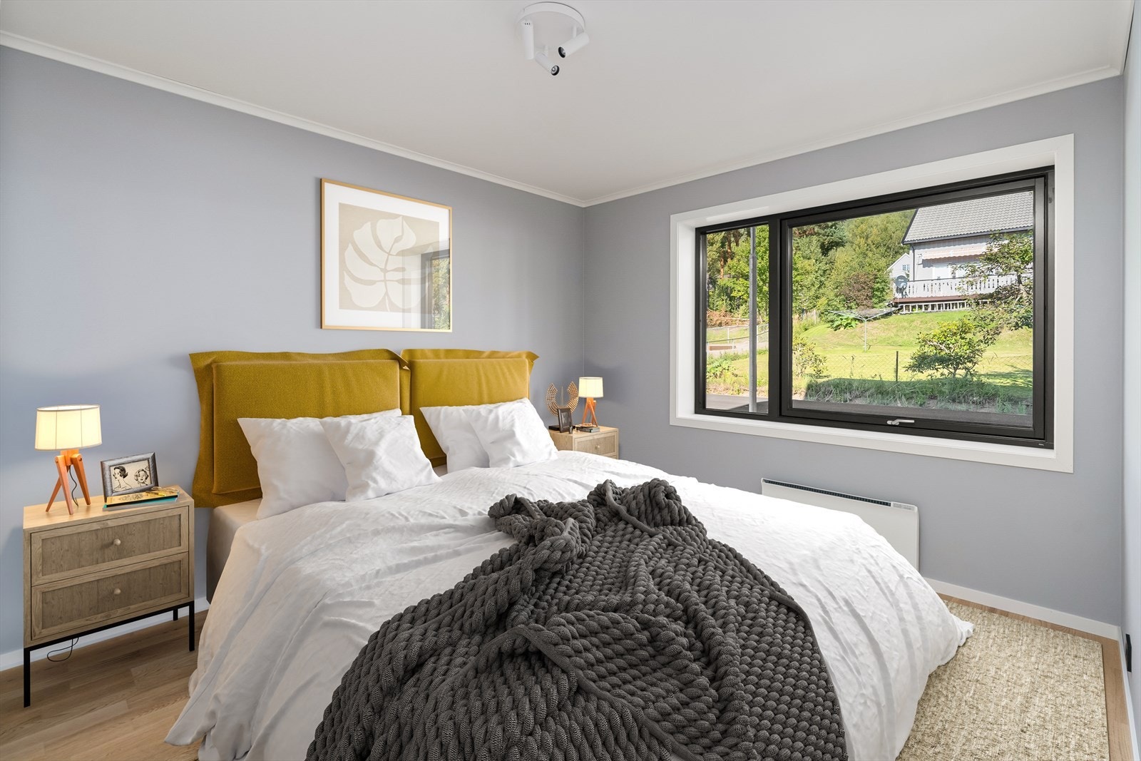 Hovedsoverommet er stort og innbydende, med plass til både dobbeltseng og møblement.
Bildet er digitalt stylet all den tid boligen er helt ny. Galleribilde