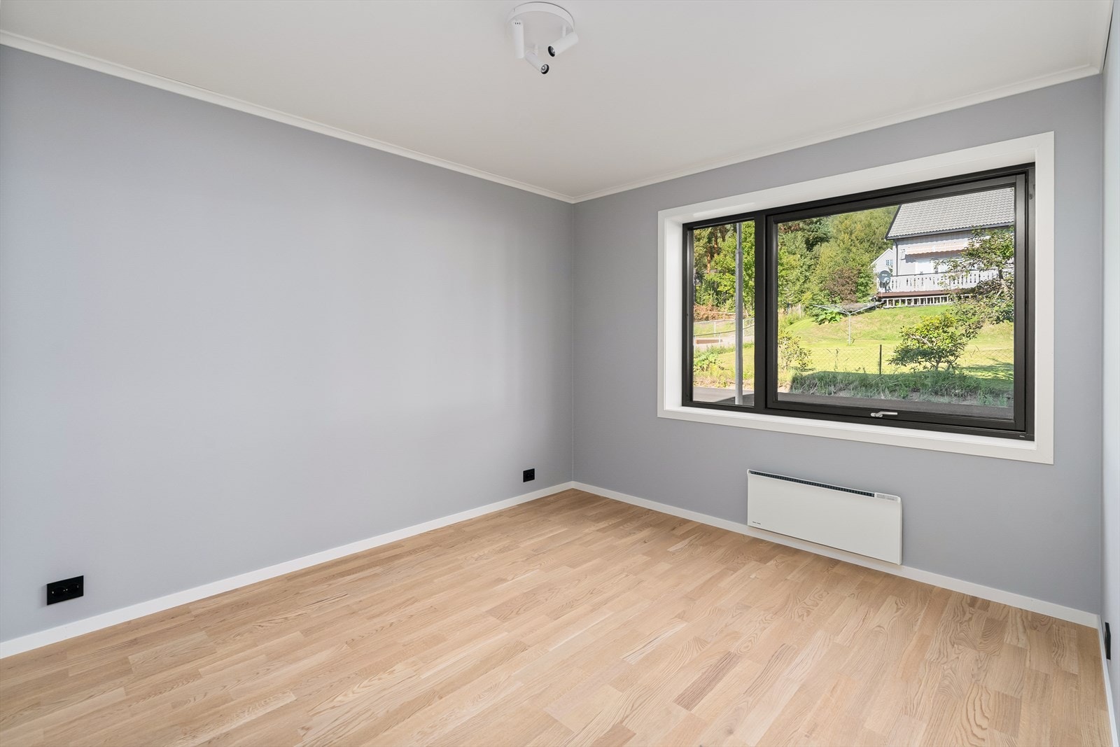 Veggene er malt i rolige lyse farger og supplert med elegante sorte detaljer. Galleribilde