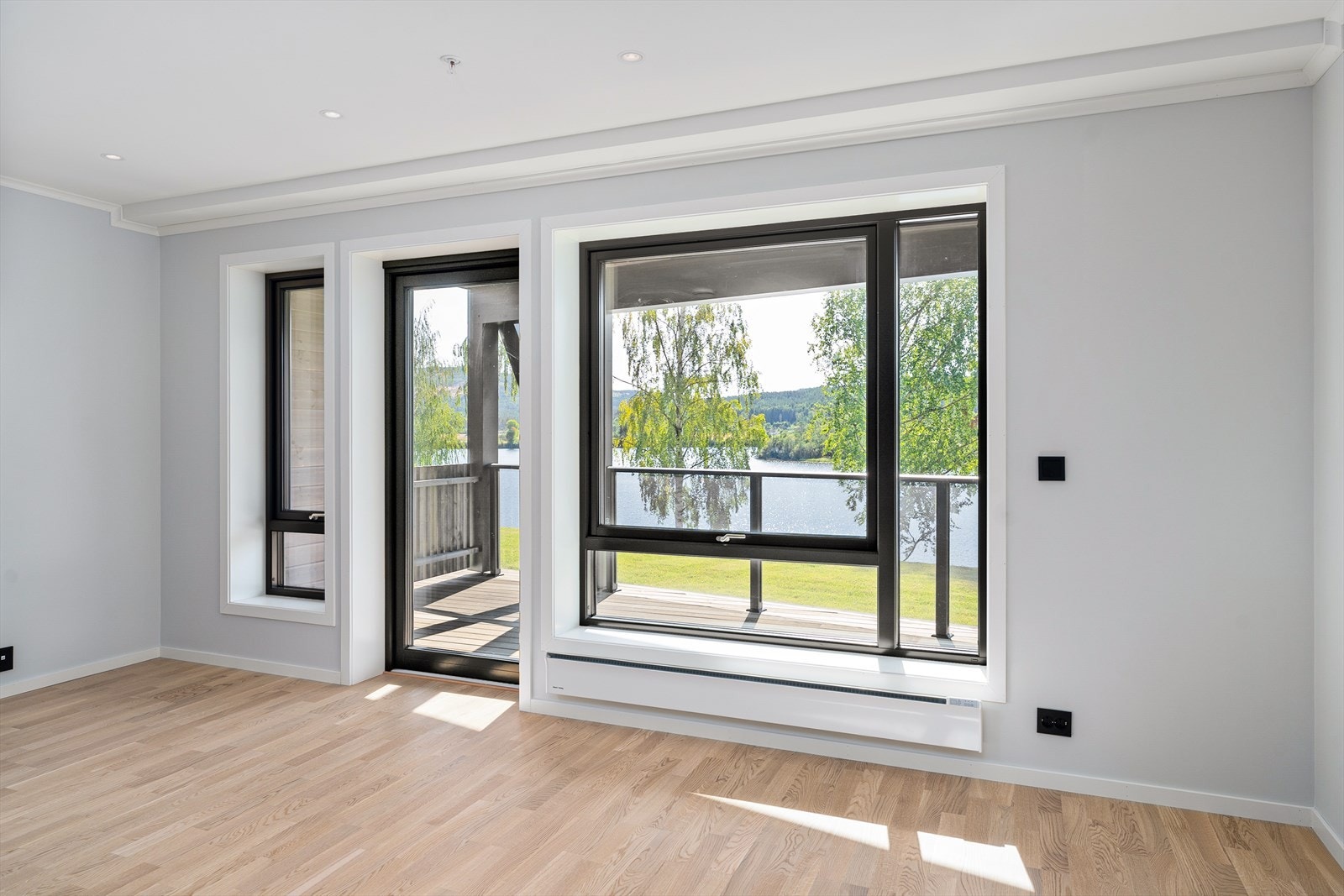 Stuen har direkte adkomst til både veranda og hage, og er lagt med hvitlasert 3-stavs eikeparkett Galleribilde