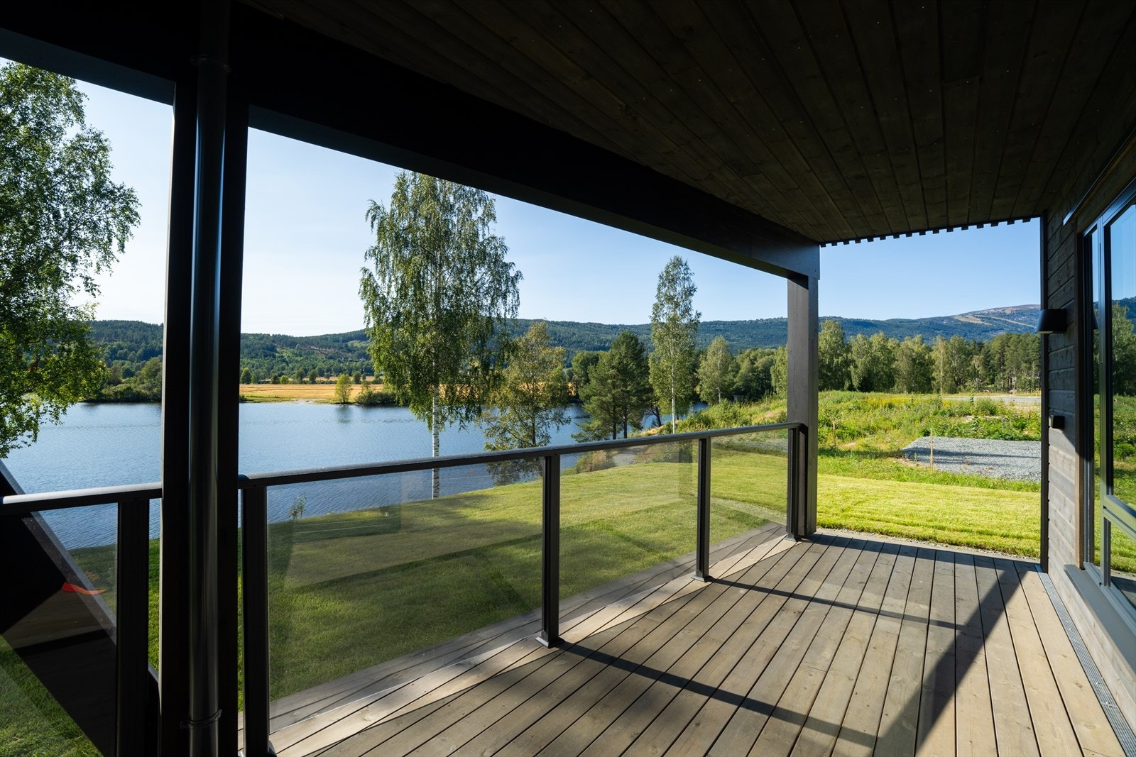 Fantastisk utsikt fra verandaen, med vannet som nærmeste nabo. Galleribilde