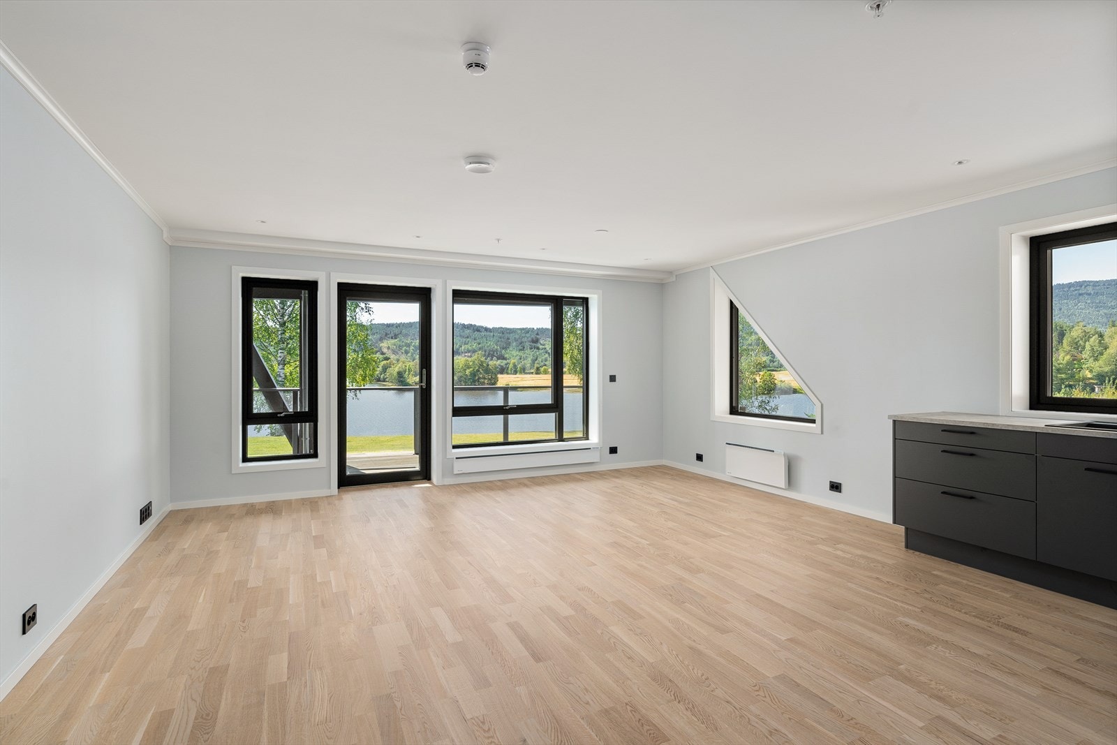 Boligen har balansert ventilasjonsanlegg med varmegjenvinning, som gir frisk og forvarmet luft i alle oppholdsrom. Galleribilde