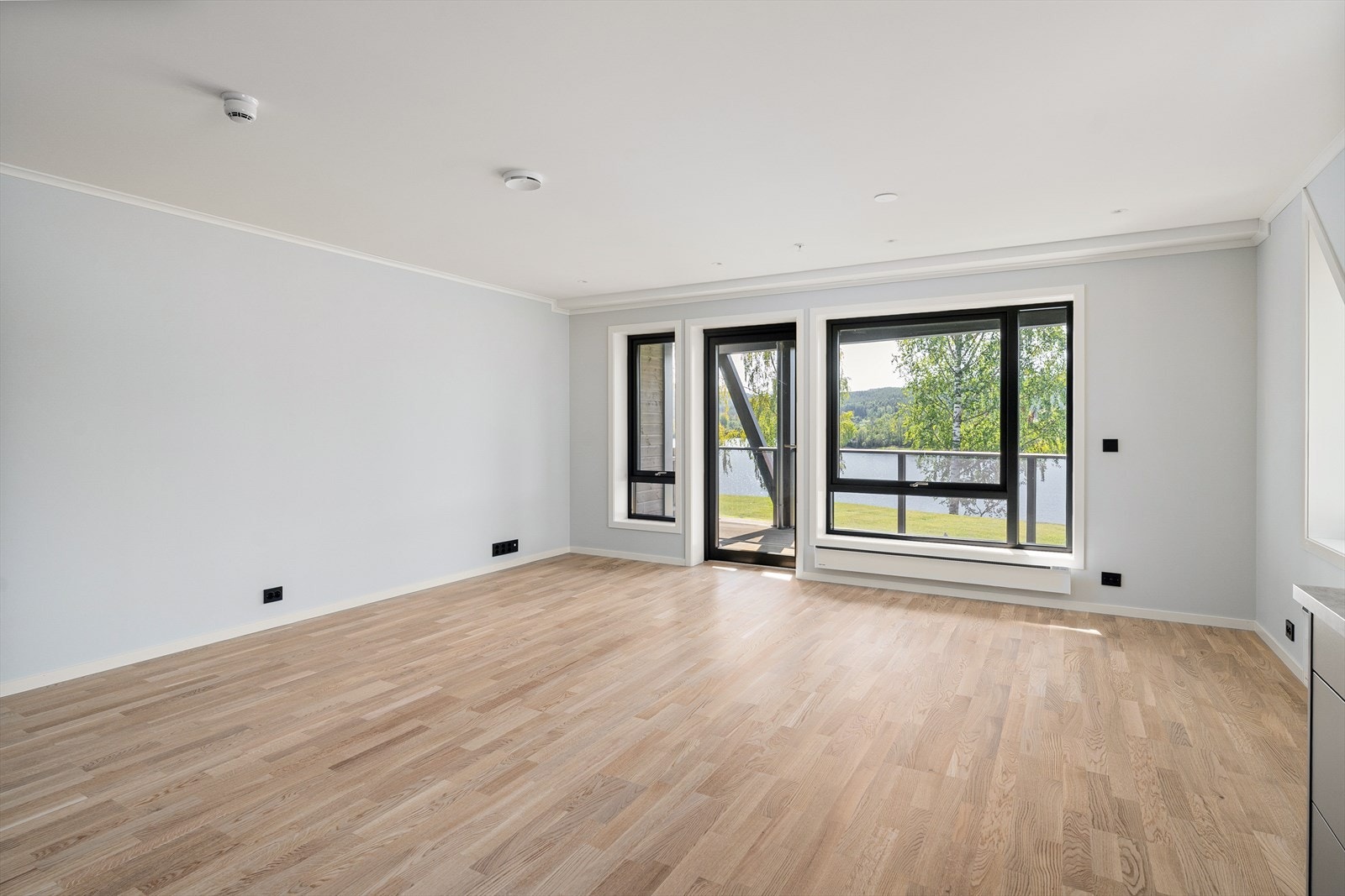 Leiligheten varmes opp med panelovner som gir en jevn varme i alle oppholdsrom. Galleribilde