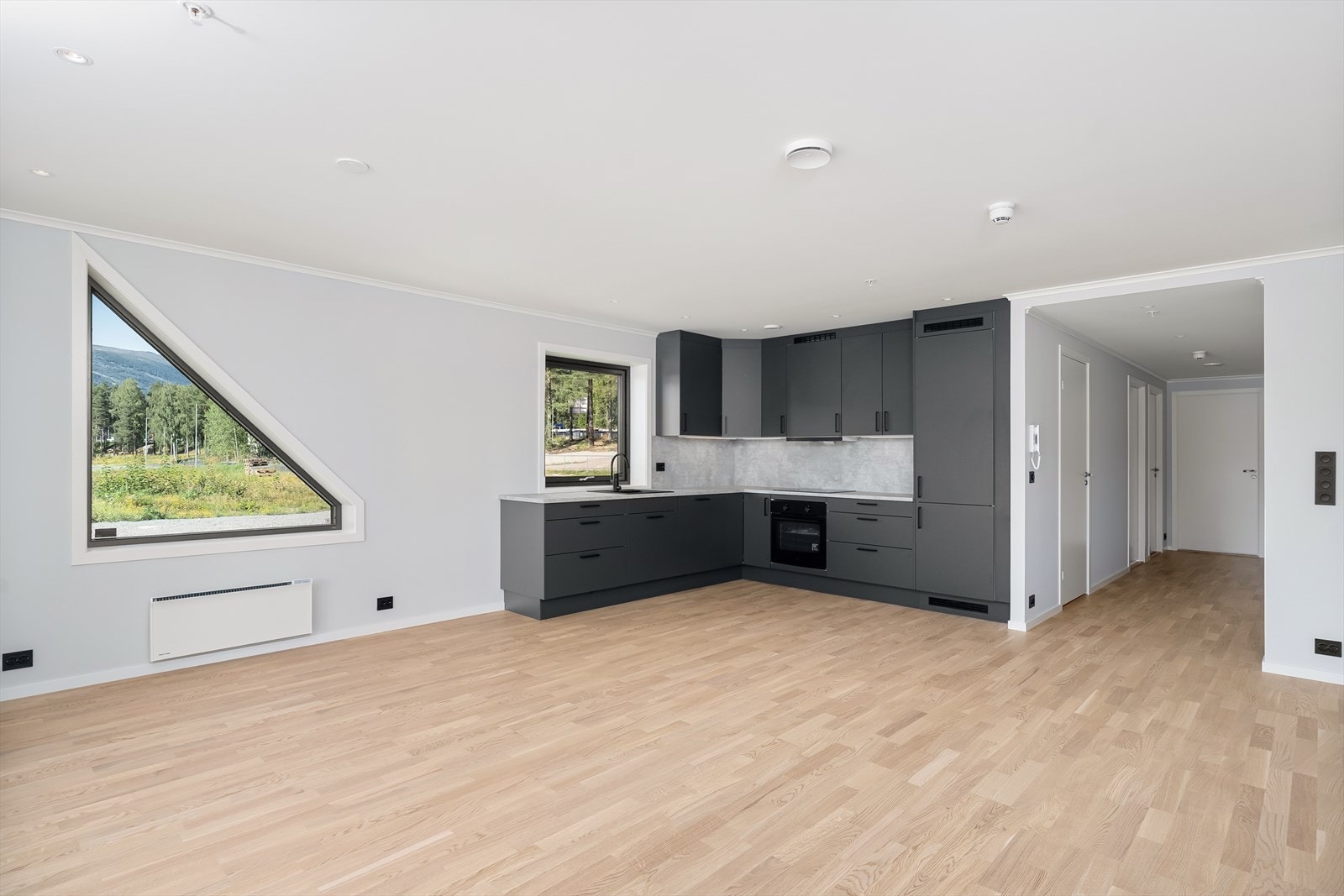 Boligen har opplegg for fiber fra Modum Kabel. Kjøper bestiller selv ønsket løsning for telefon, TV og bredbånd. Galleribilde