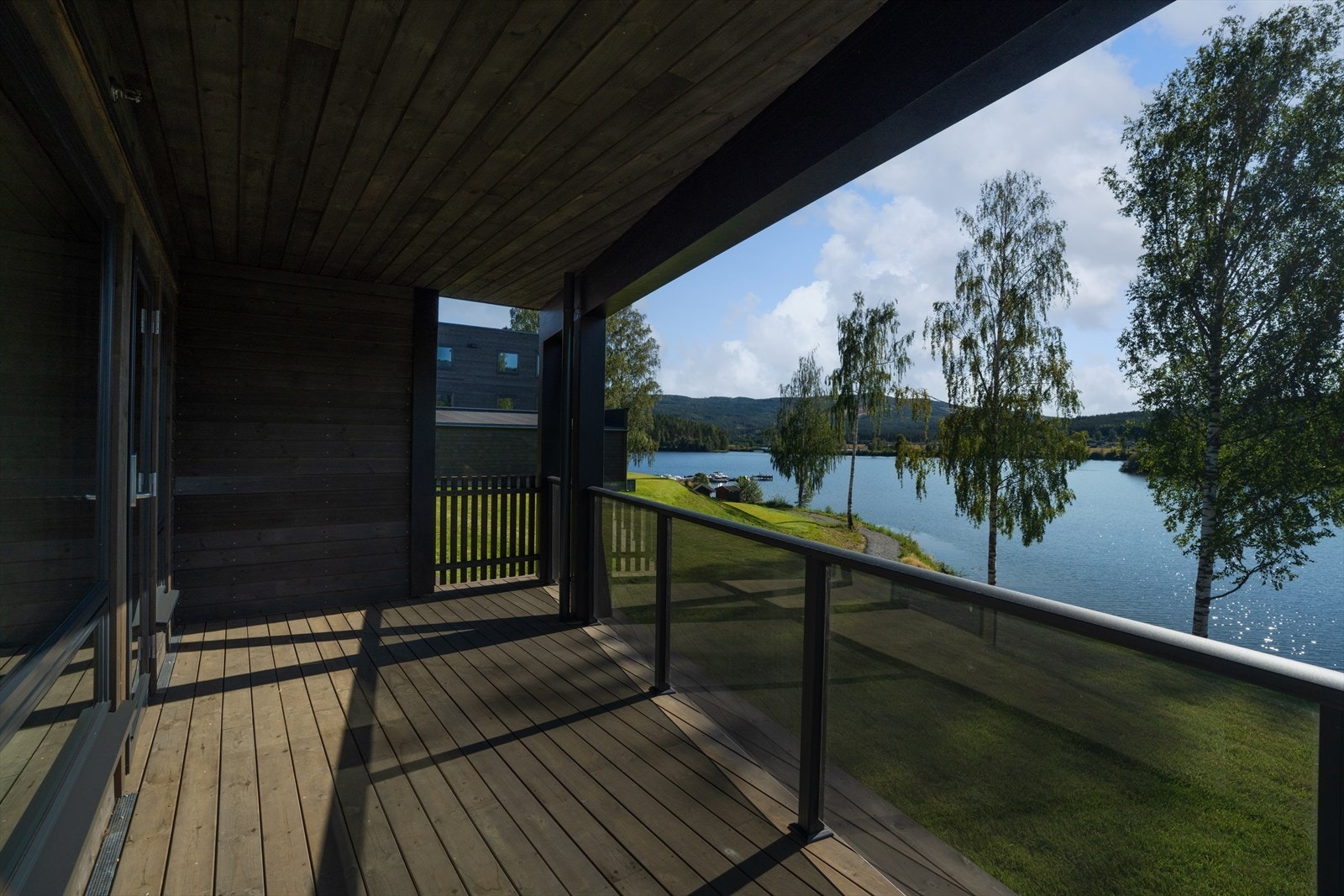 Stor veranda med direkte utgang til hagen, perfekt for late sommerdager. Galleribilde