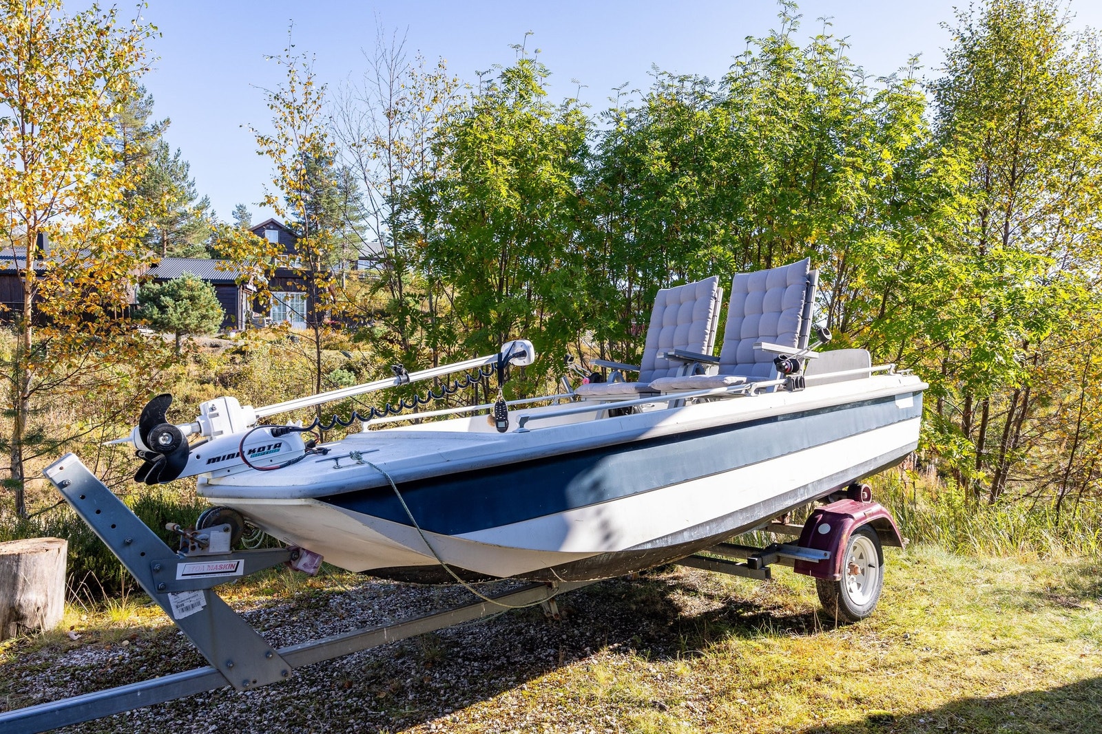 Båt på henger med elektrisk fjernstyrt motor/kraftig batteri og 15hk Yamaha (ses på bod bilde, ikke lovlig å bruke på Førevatn), etter avtale Galleribilde