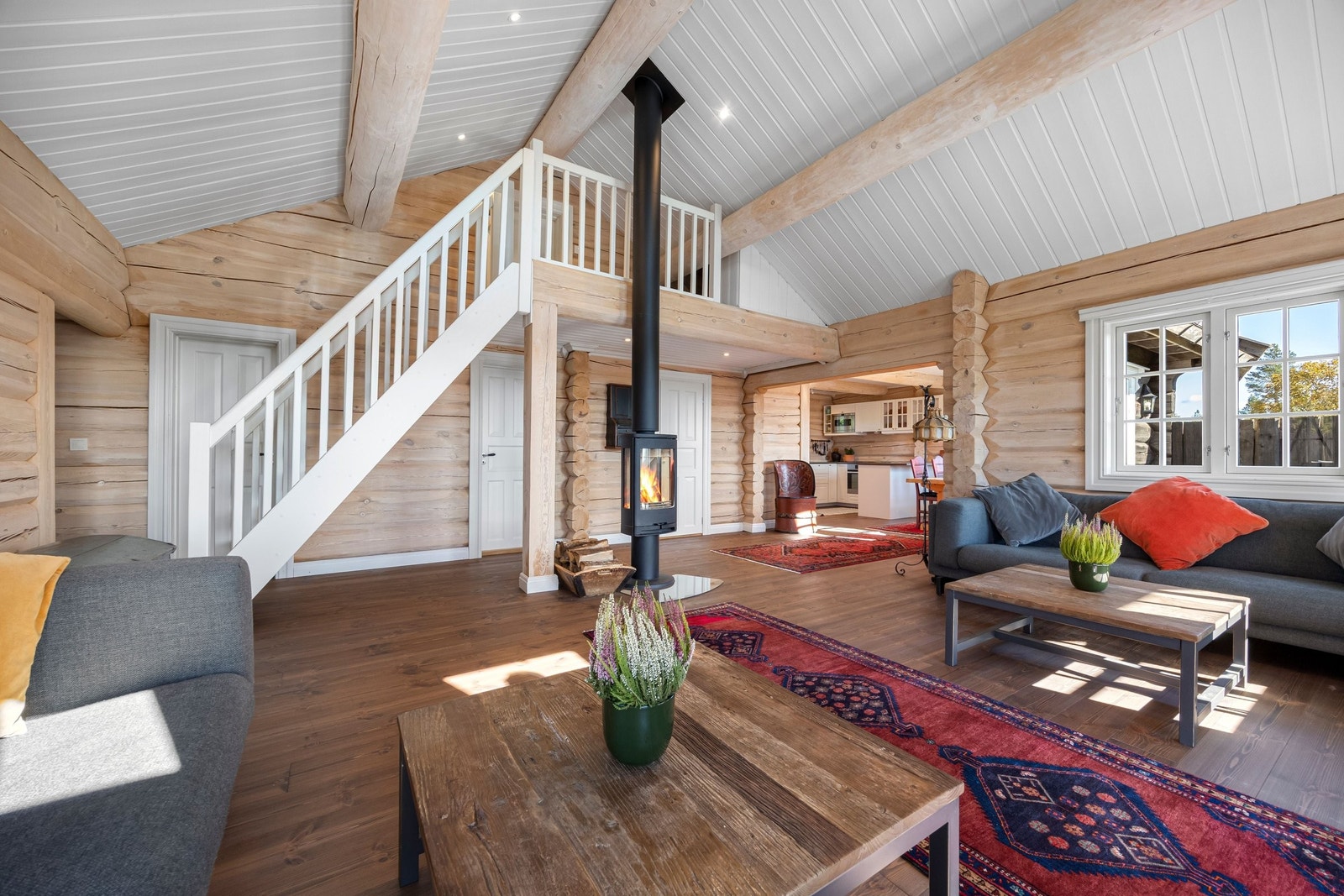 Stue sett mot kjøkken/spisestue Galleribilde