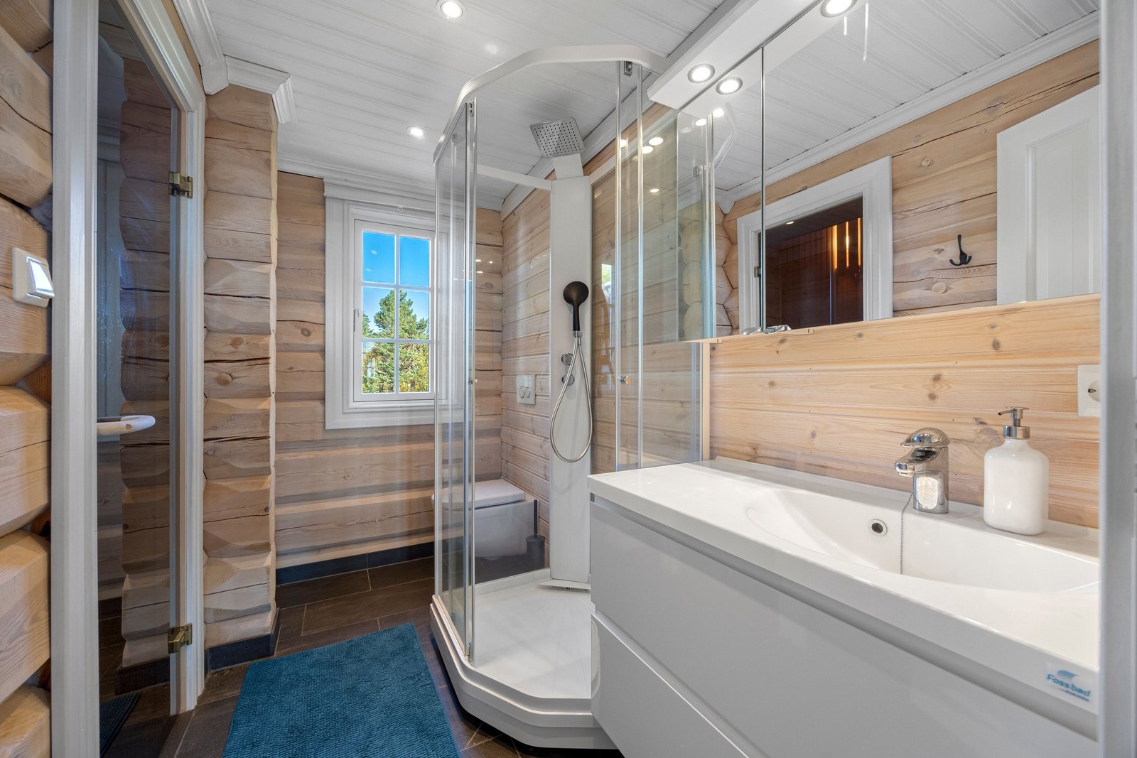 Baderom med inngang til badstue Galleribilde