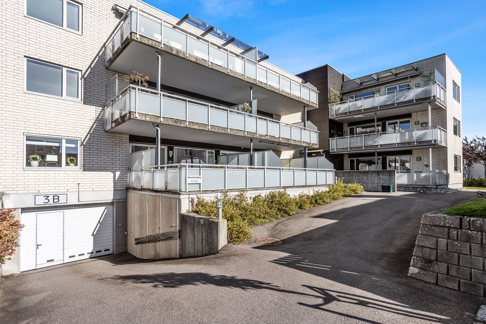 Nedkjøringen til garasjeanlegget er på sydsiden av bygget. Det er varmekabler ved innkjøringen. Galleribilde
