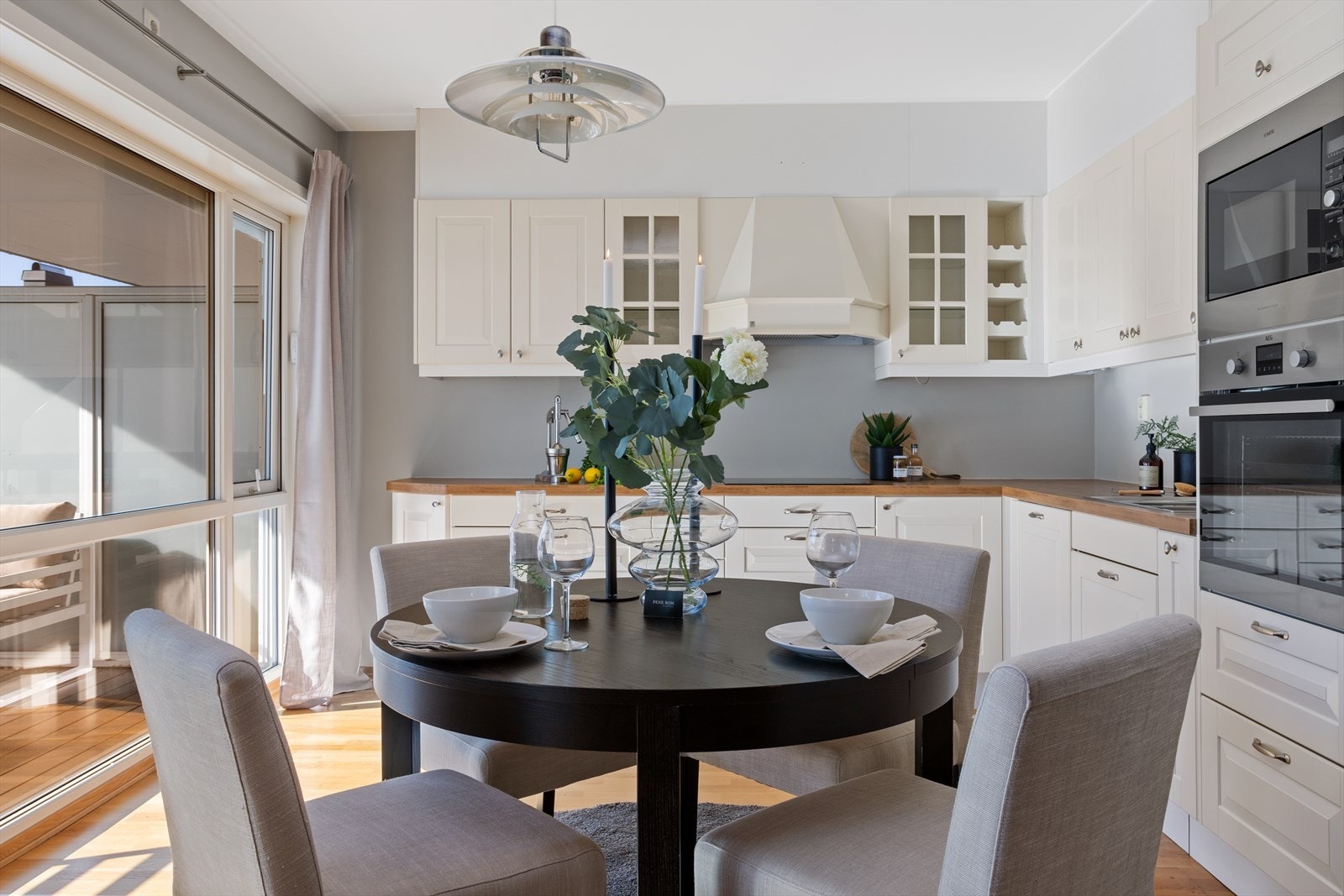 Den åpne løsningen med kjøkkenet og spisestueplassen gir god romfølelse. Galleribilde