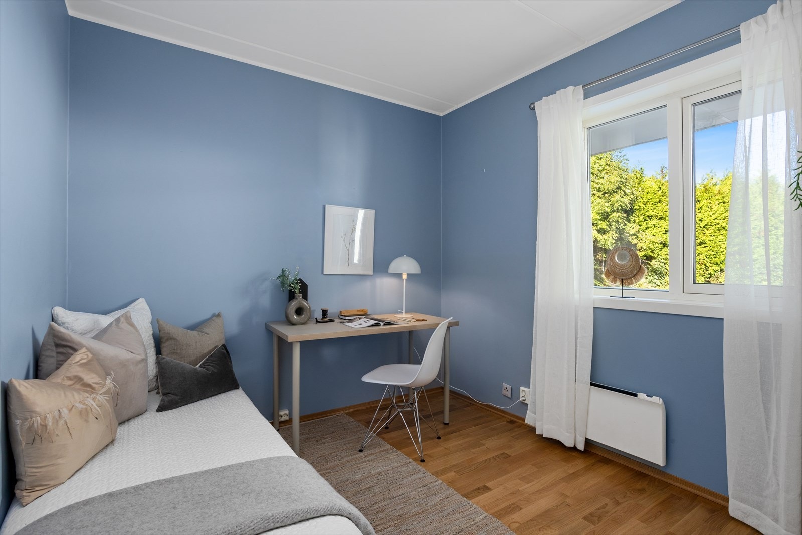 Begge soverommene har vindu ut mot "svalsiden" i nord, for øvrig en yttervegg som ligger hevet godt over terrengnivået. Galleribilde